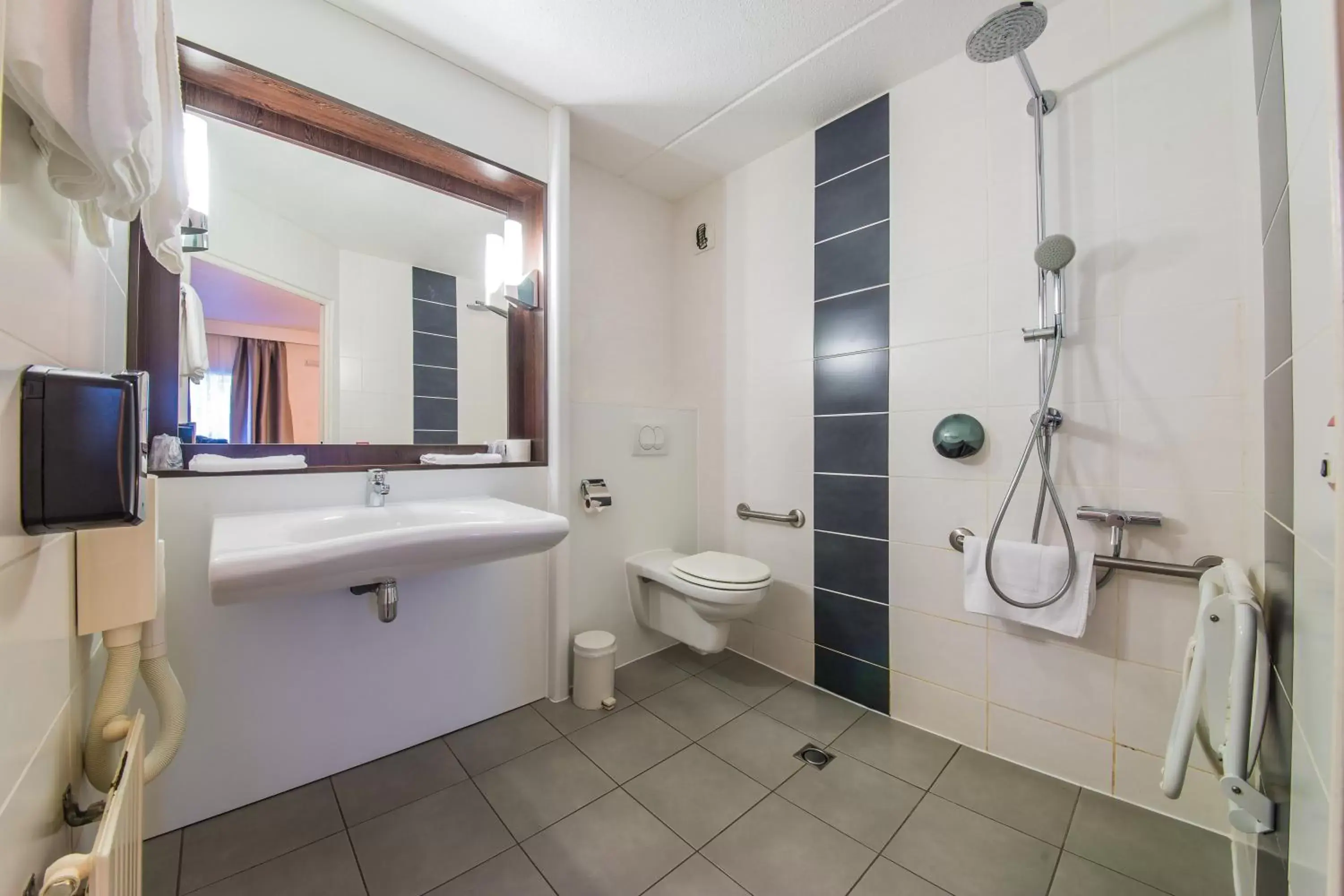 Shower, Bathroom in Mandarina Hotel Luxembourg Airport