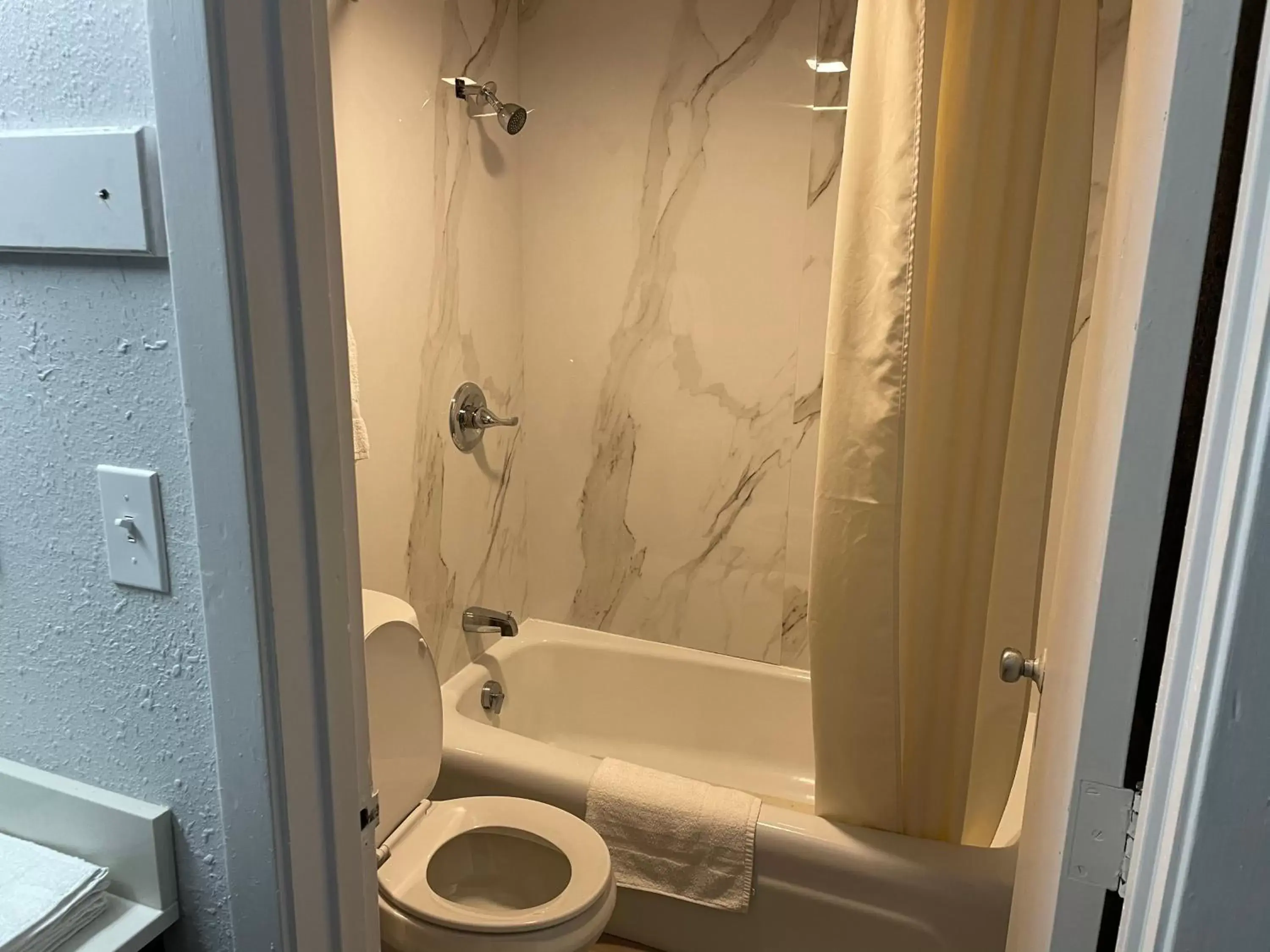 Quadruple Room - Non-Smoking in Studio 6 Vicksburg, MS- Downtown Quadruple Room - Non-Smoking in Studio 6 Vicksburg, MS- Downtown