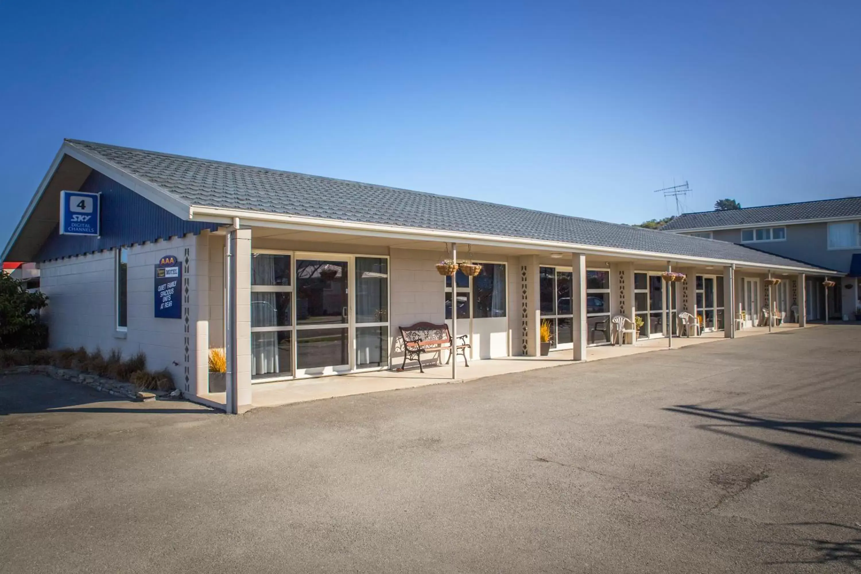 Facade/entrance, Property Building in AAA Thames Court Motel