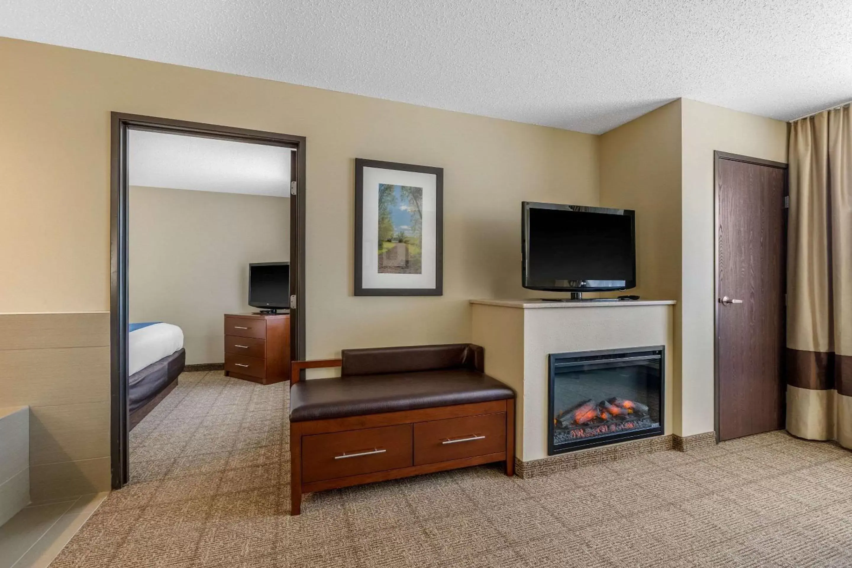 Photo of the whole room, TV/Entertainment Center in Comfort Suites Cedar Falls