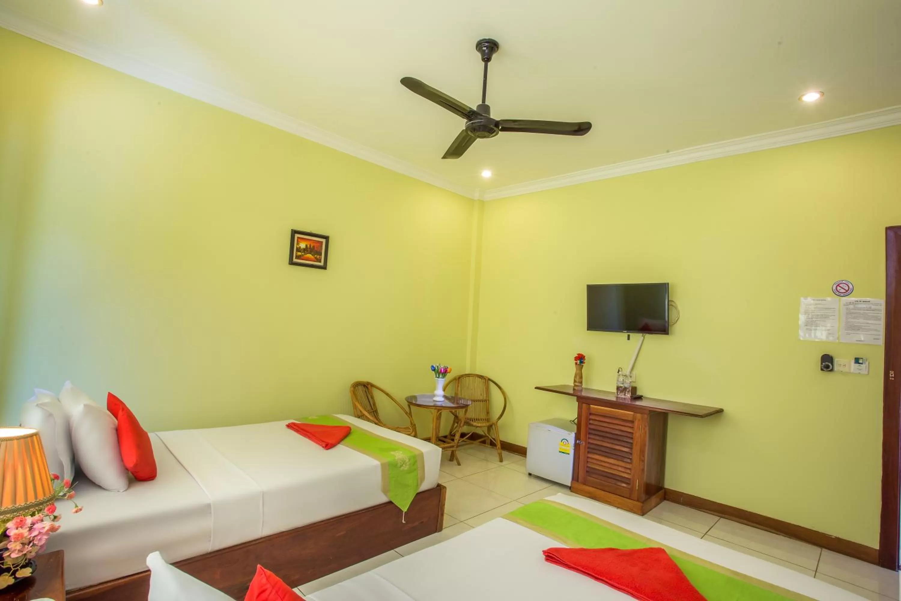 Bedroom, Bed in Side Walk Hotel