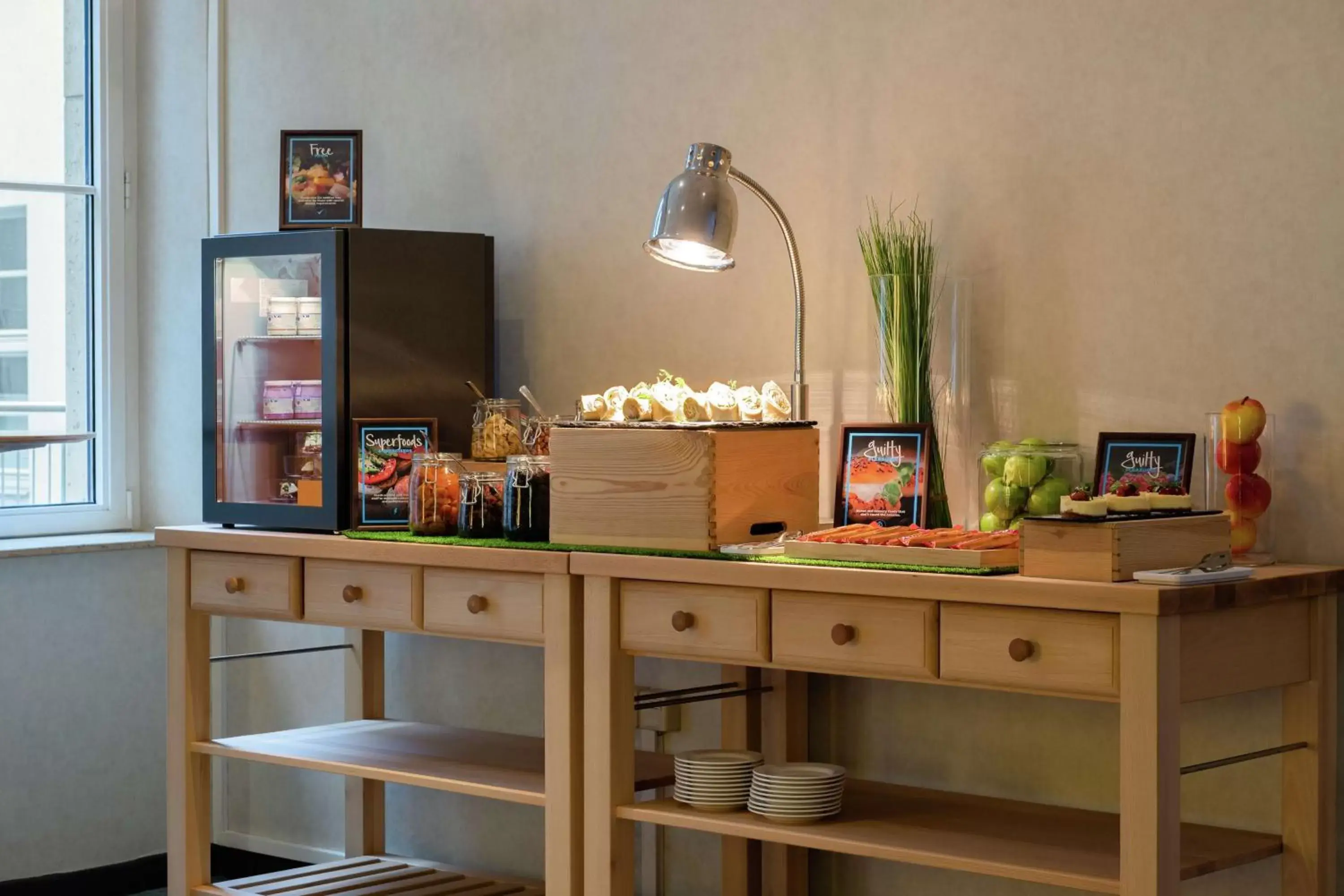 Dining area, TV/Entertainment Center in Hilton Cologne