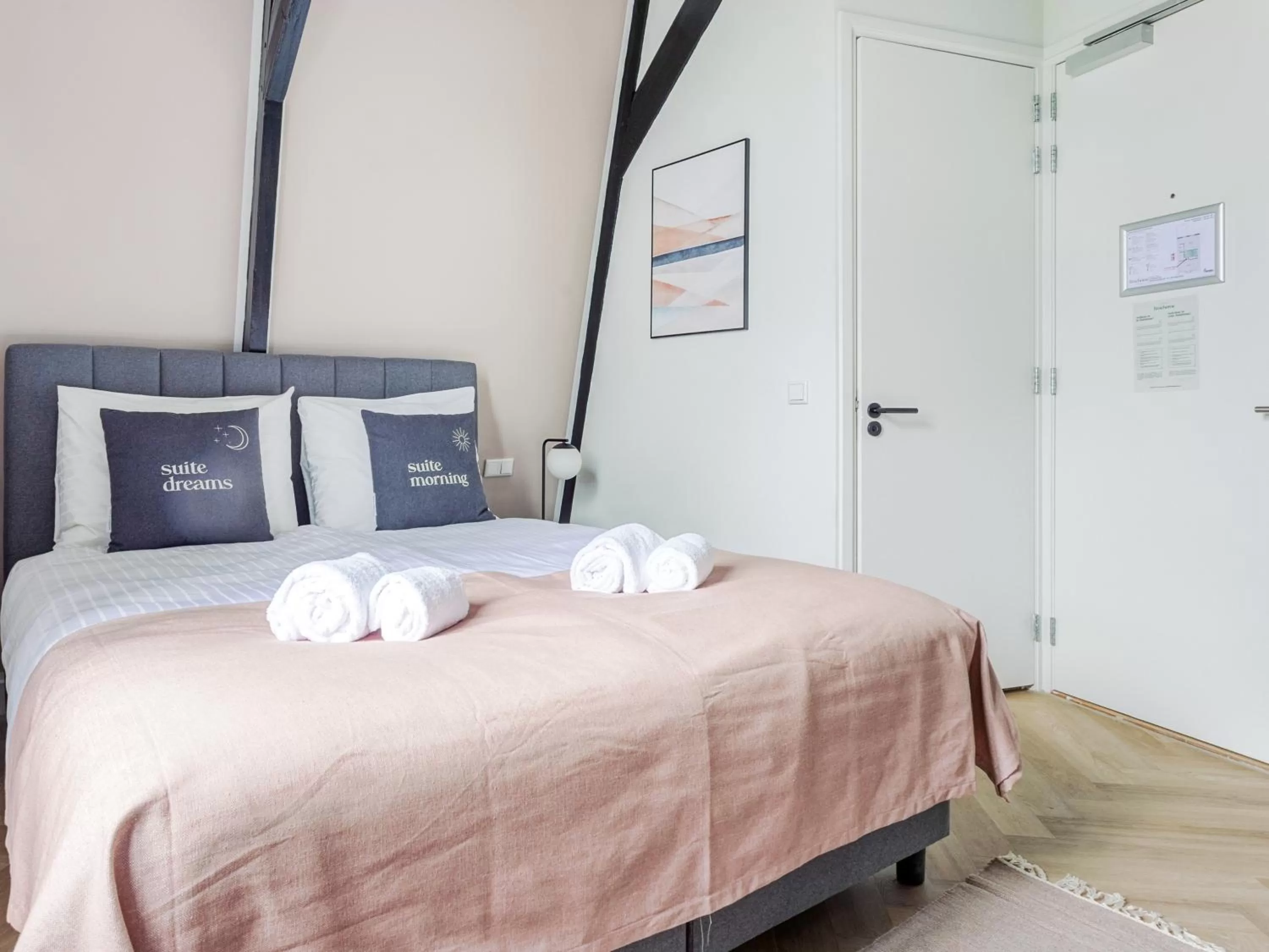 Bed in City Rooms Amsterdam Hemonystraat - Digital access