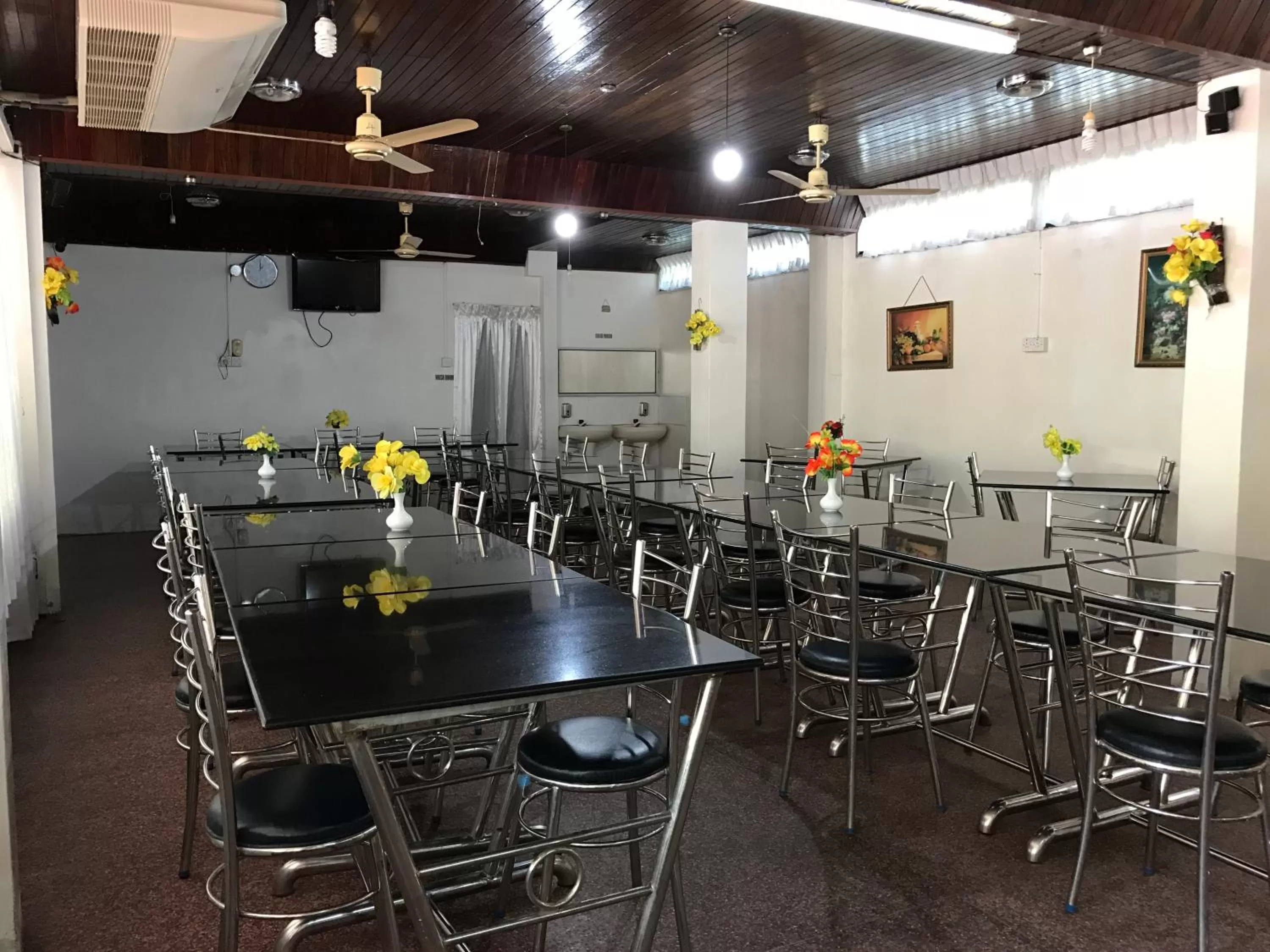 Restaurant/places to eat in Gnaanams Hotel and Restaurant