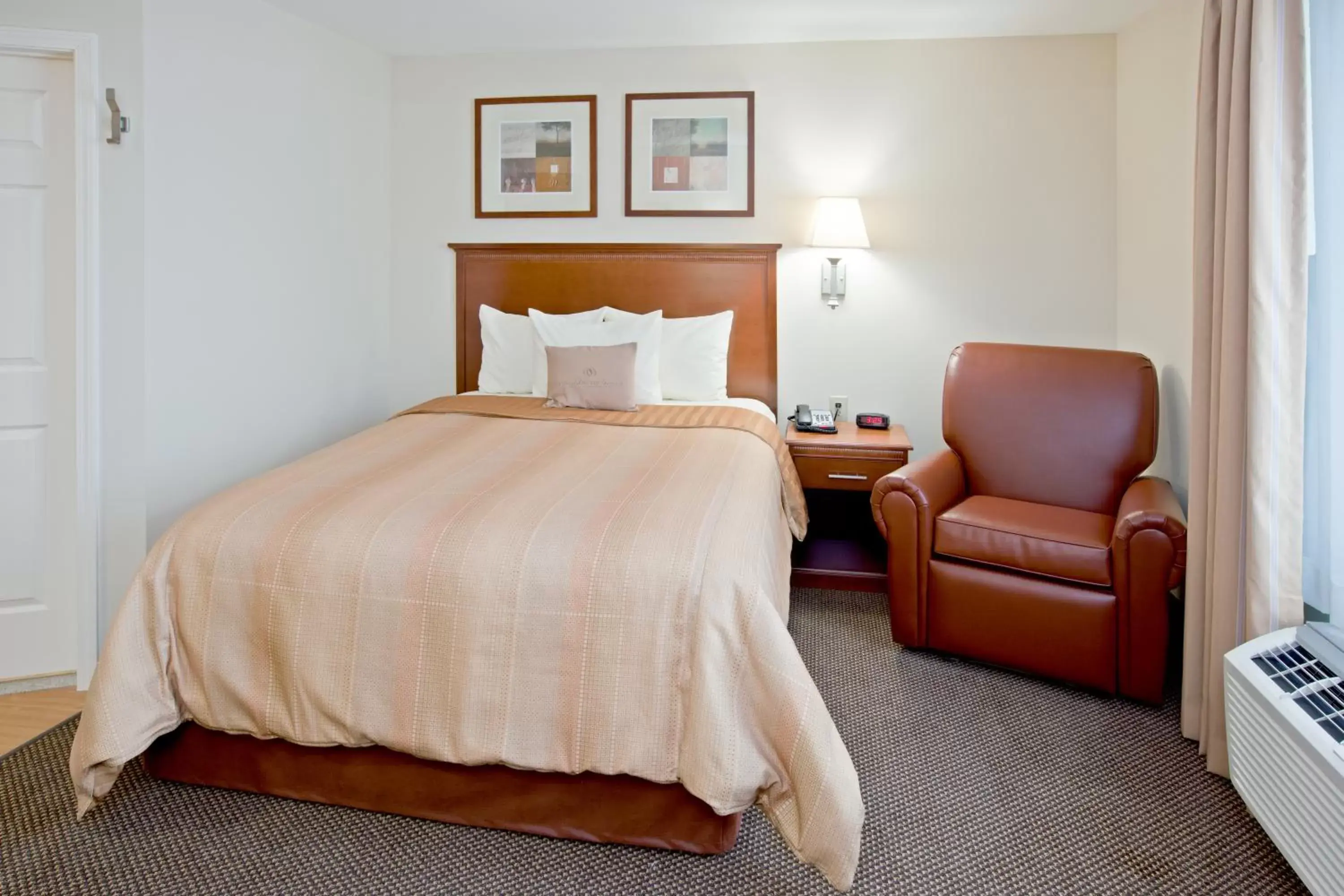 Seating area, Bed in Candlewood Suites Radcliff - Fort Knox, an IHG Hotel