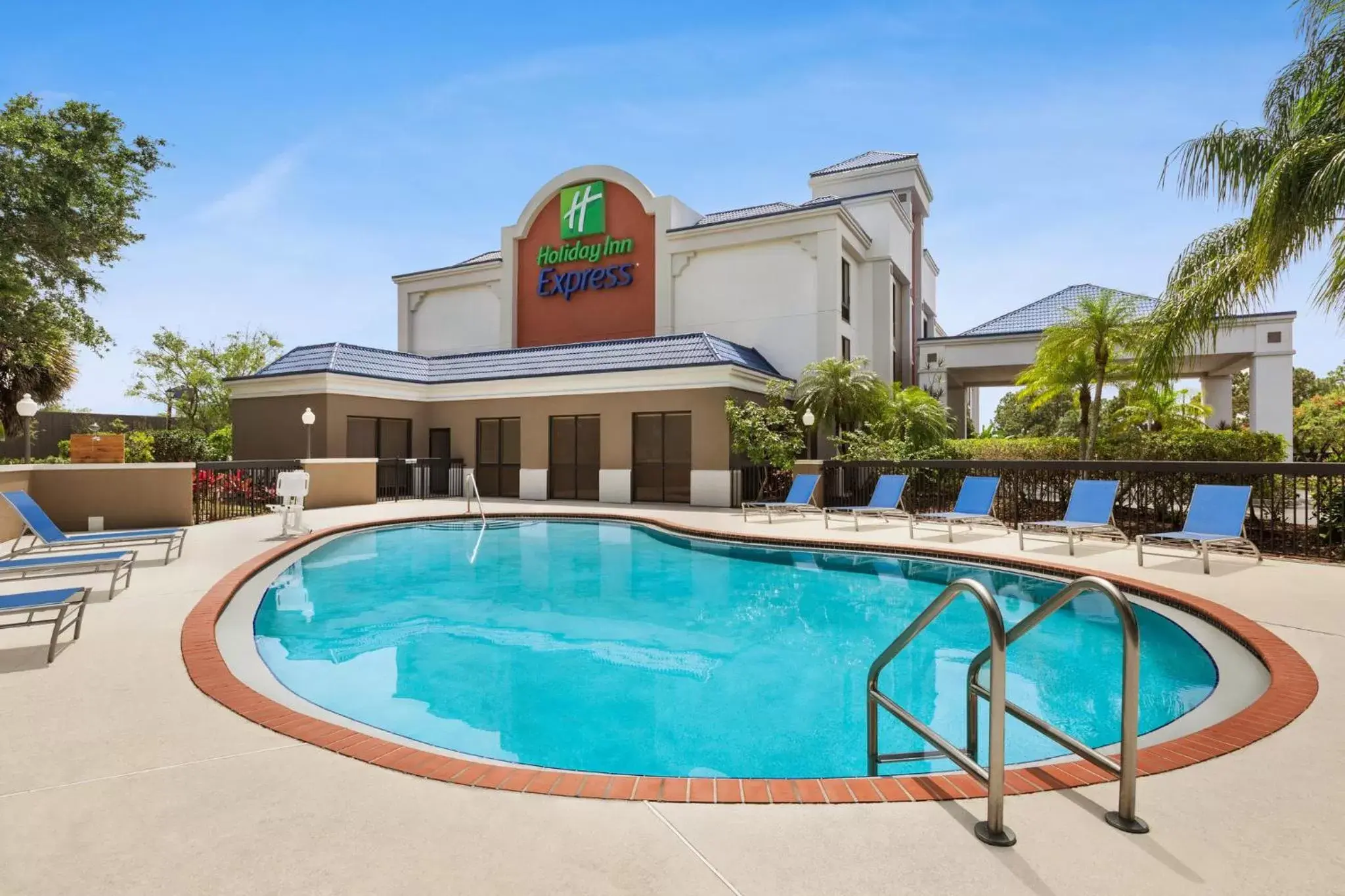 Swimming pool, Property Building in Holiday Inn Express Vero Beach-West I-95, an IHG Hotel