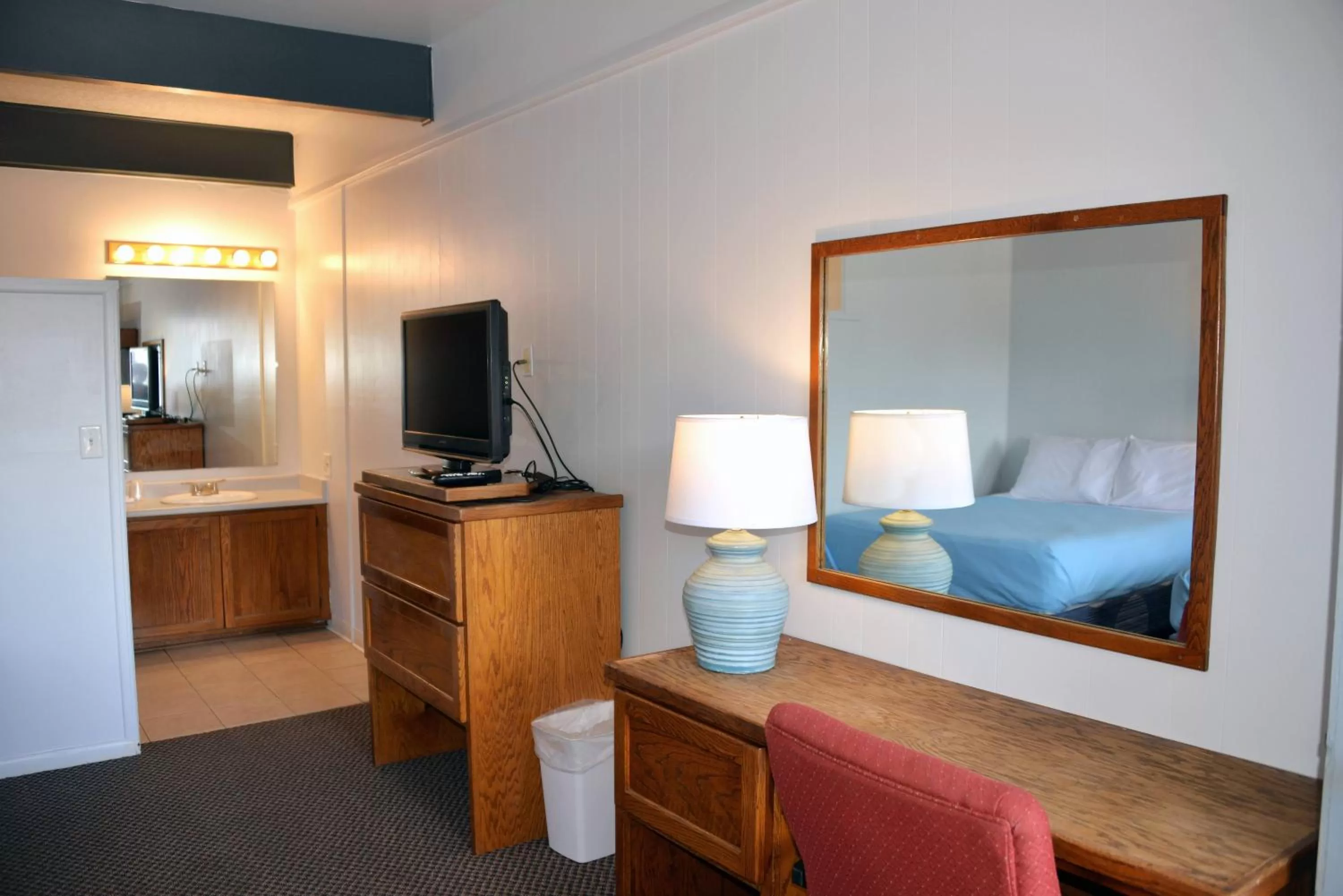 Bedroom, TV/Entertainment Center in The Oakwood Inn