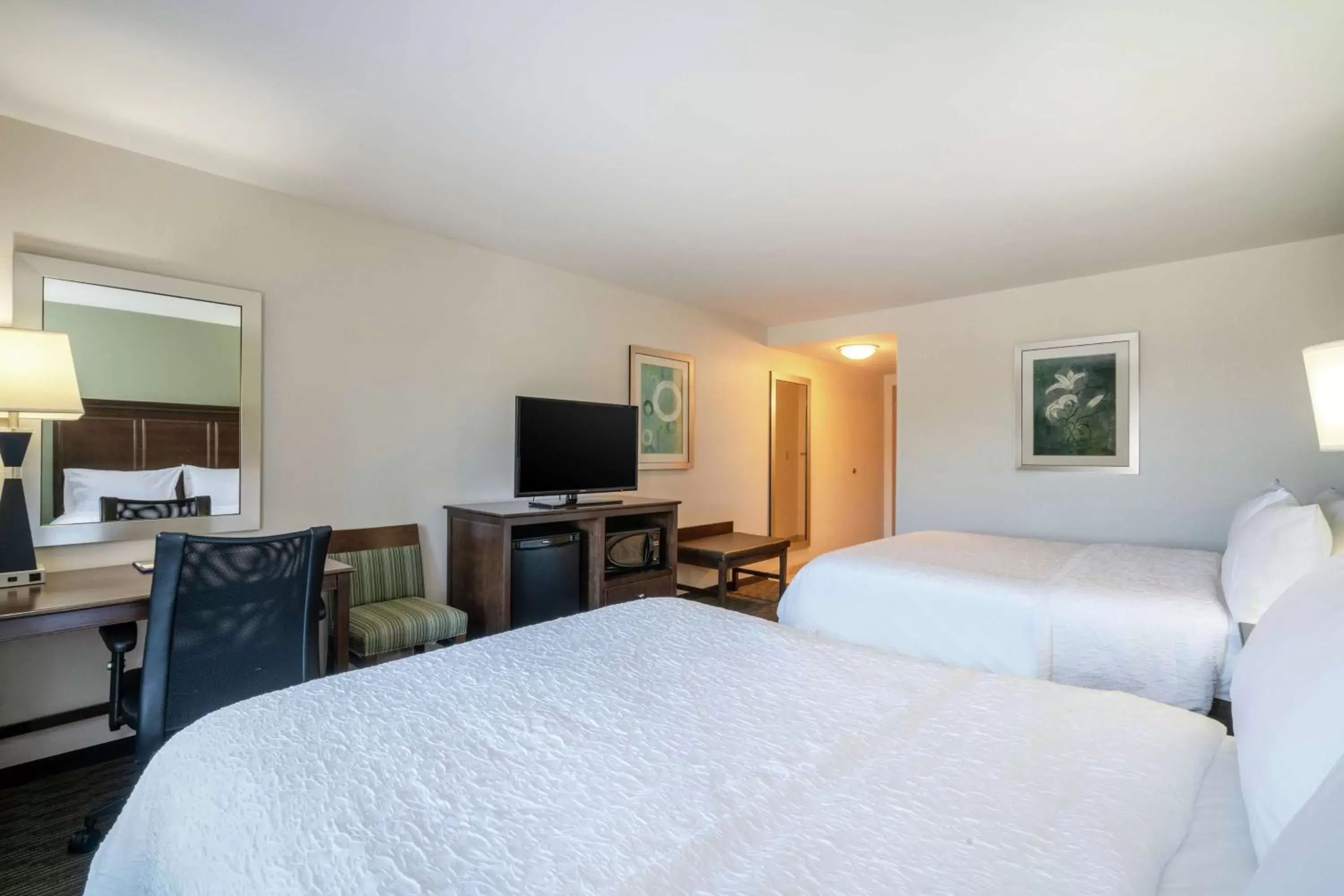 Bedroom, Bed in Hampton Inn University Area, Huntington, Wv