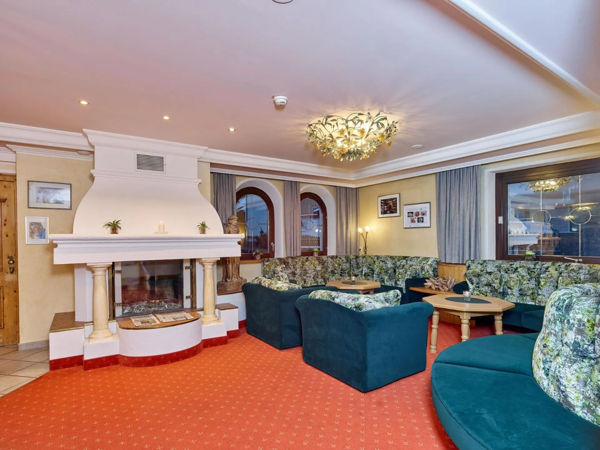 Communal lounge/ TV room in Hotel Erhart Sölden