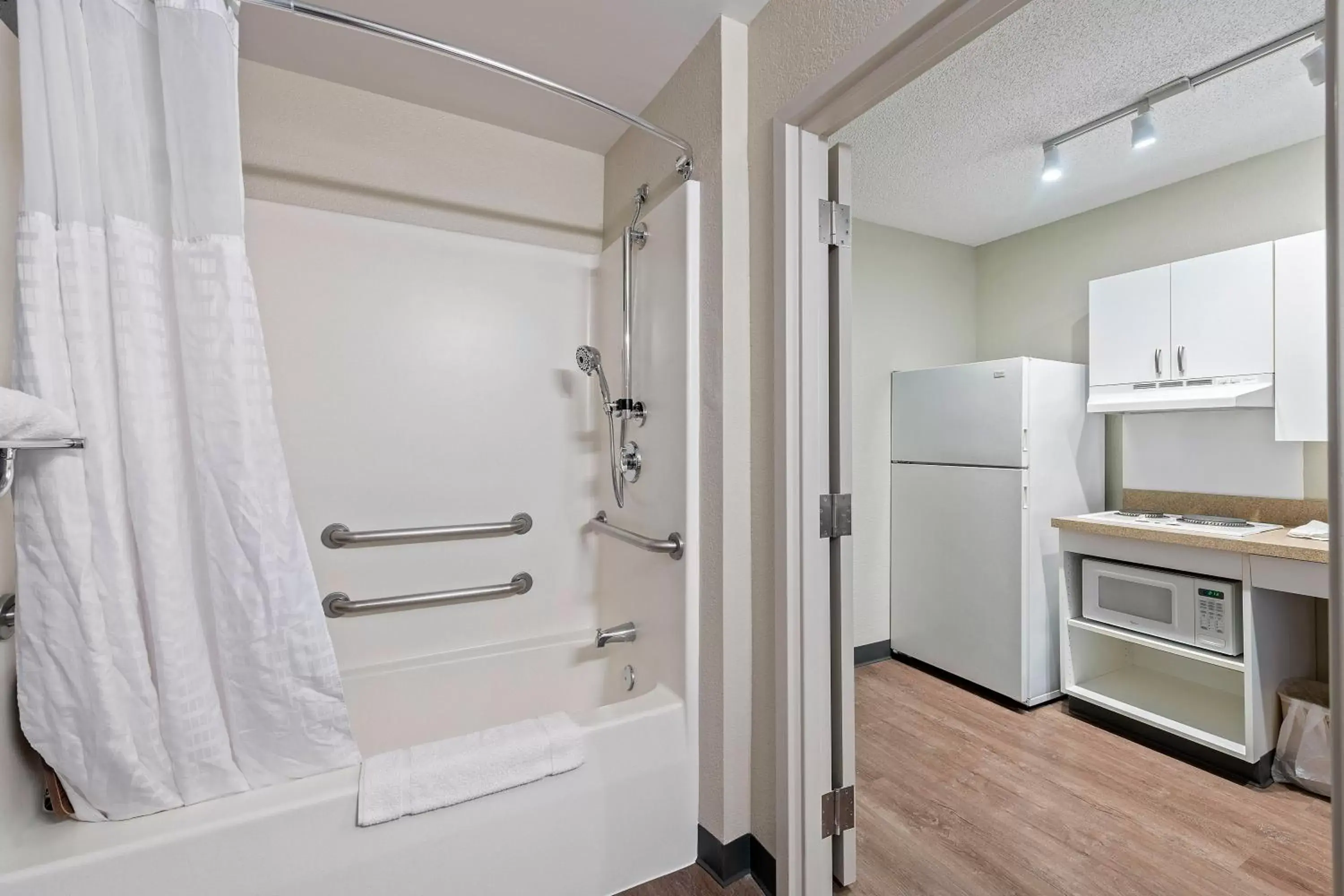 Bathroom in Extended Stay America Suites - Washington, DC - Alexandria - Landmark