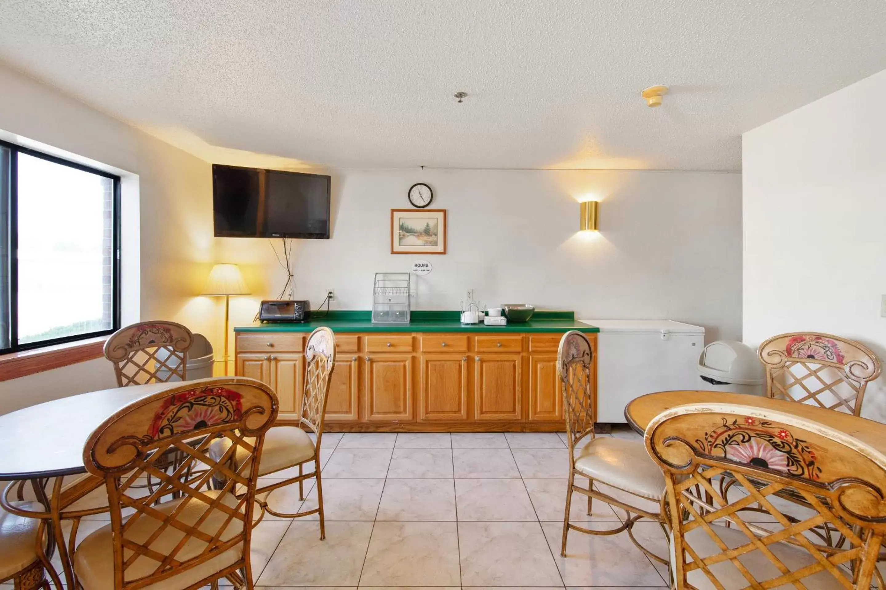 Breakfast, Kitchen/Kitchenette in OYO Hotel Portage I-94