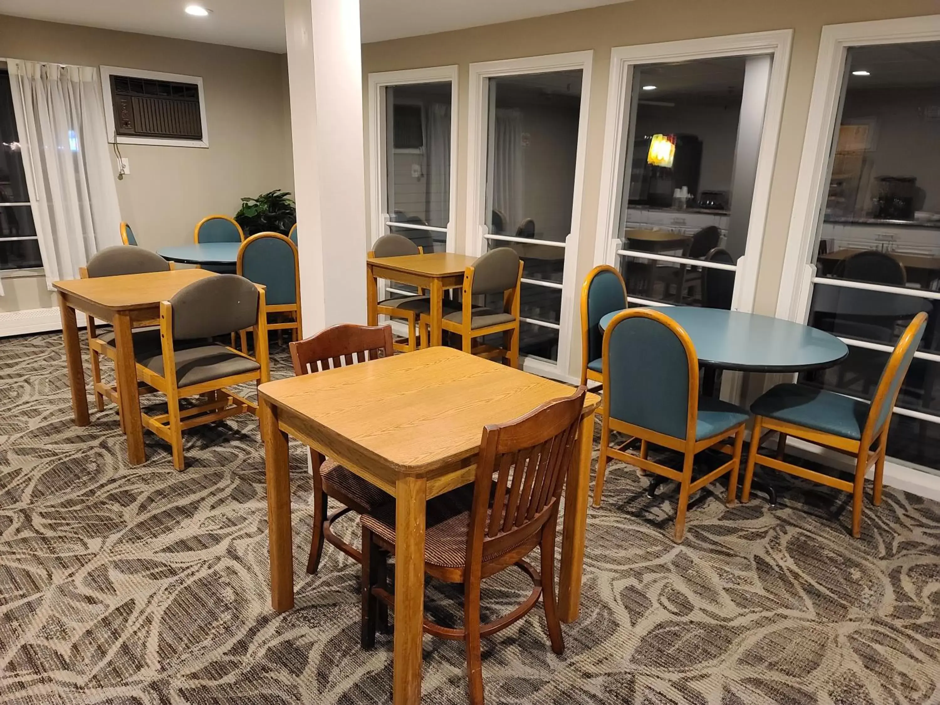 Area and facilities in Hampton Village Inn