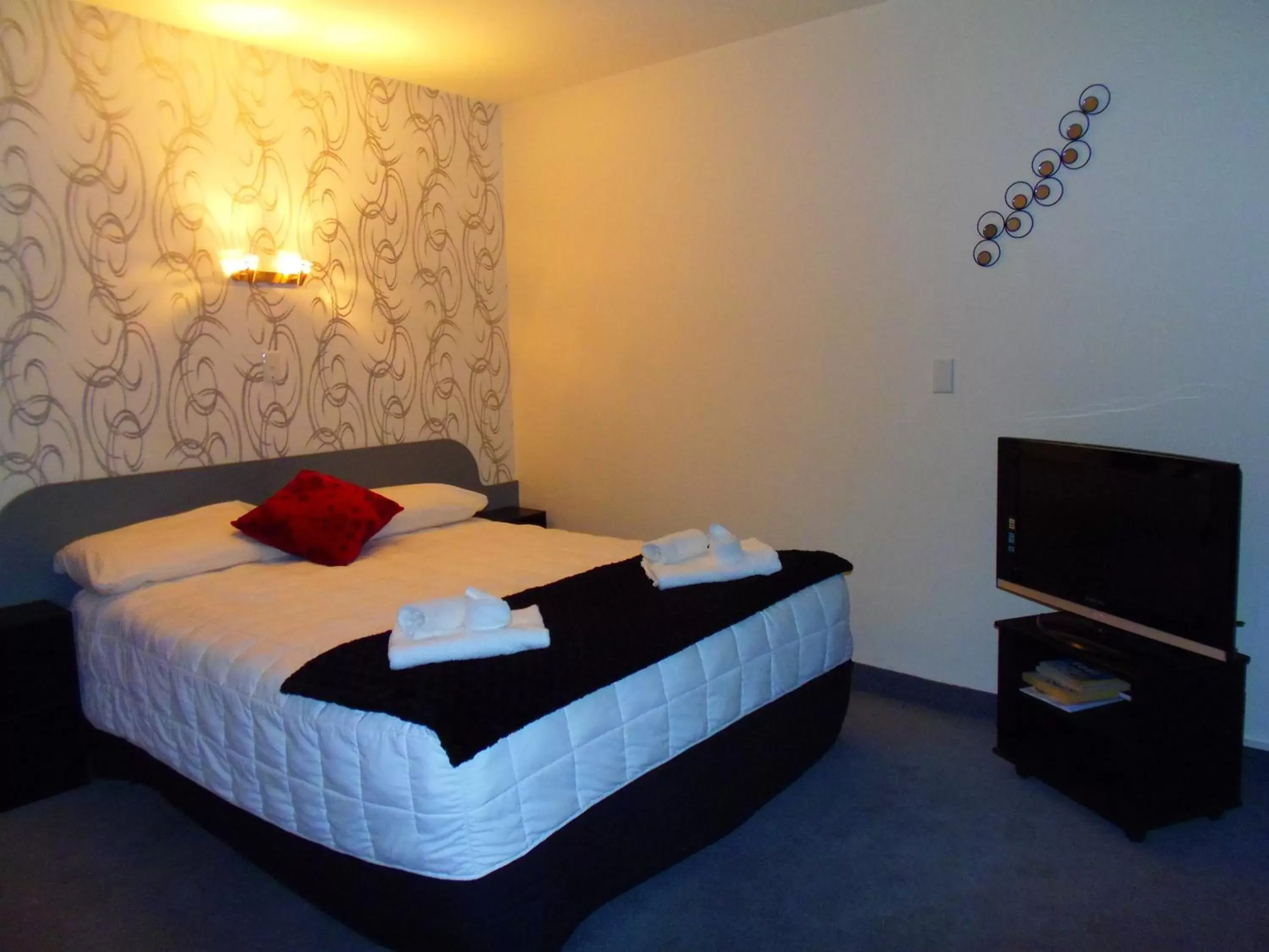 Photo of the whole room, Bed in Kapiti Lindale Motel and Conference Centre