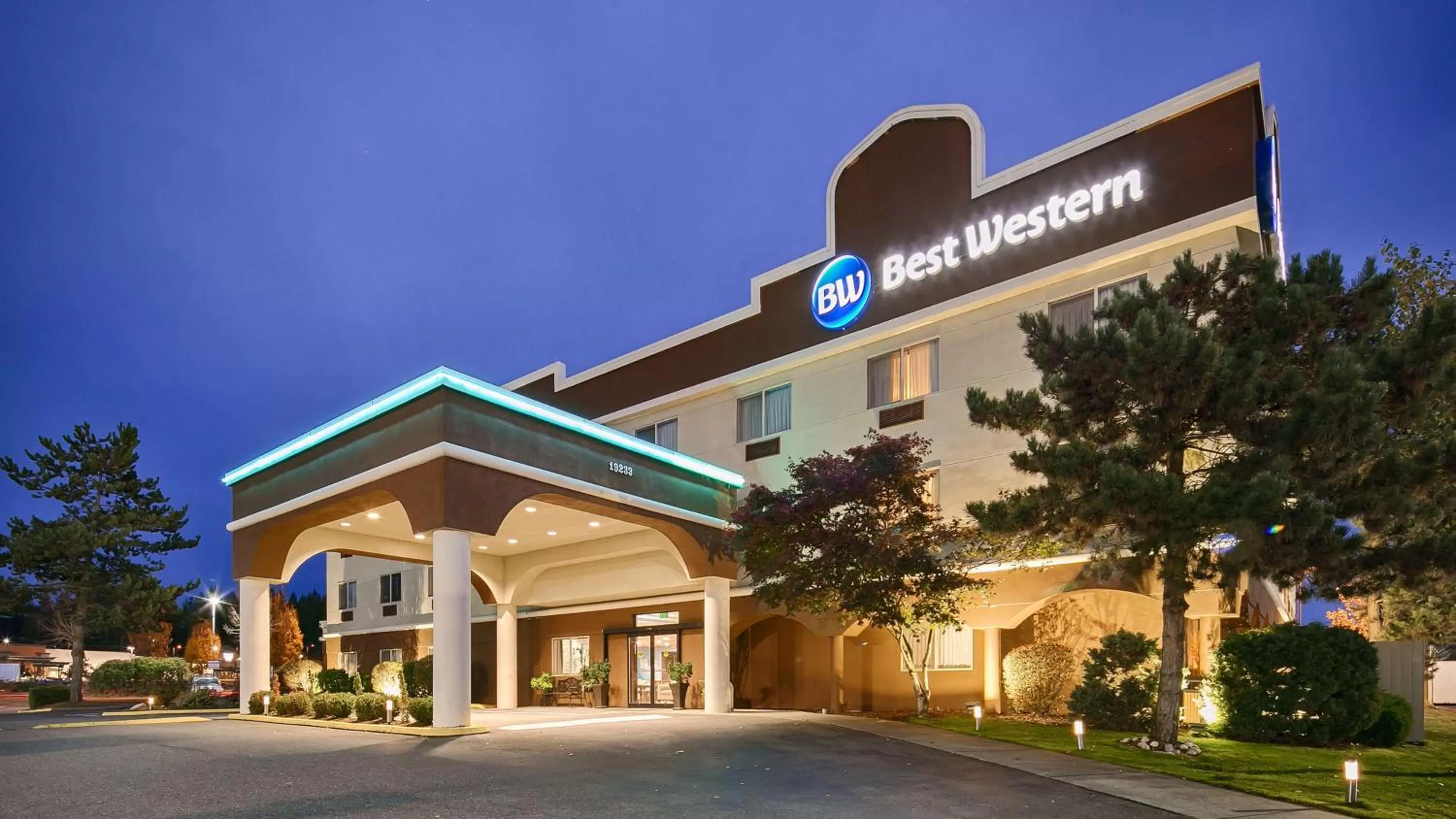 Property building in Best Western Sky Valley Inn