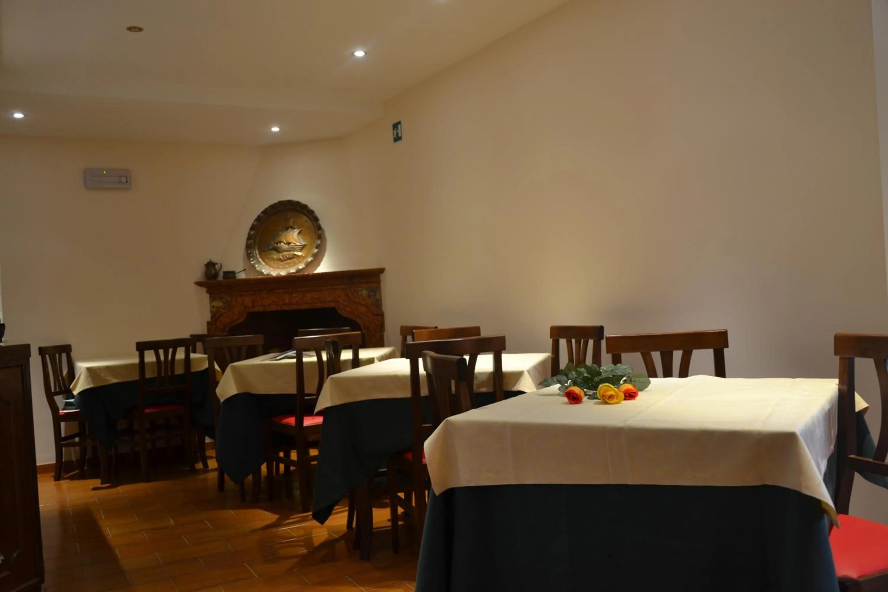 Restaurant/places to eat in Hotel Canada