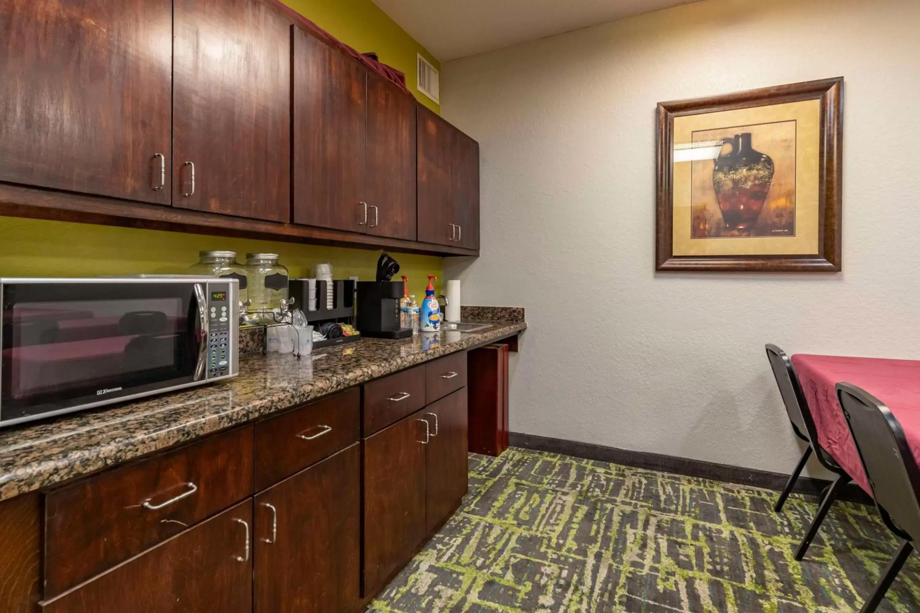 Meeting/conference room, Kitchen/Kitchenette in Best Western PLUS Victoria Inn & Suites