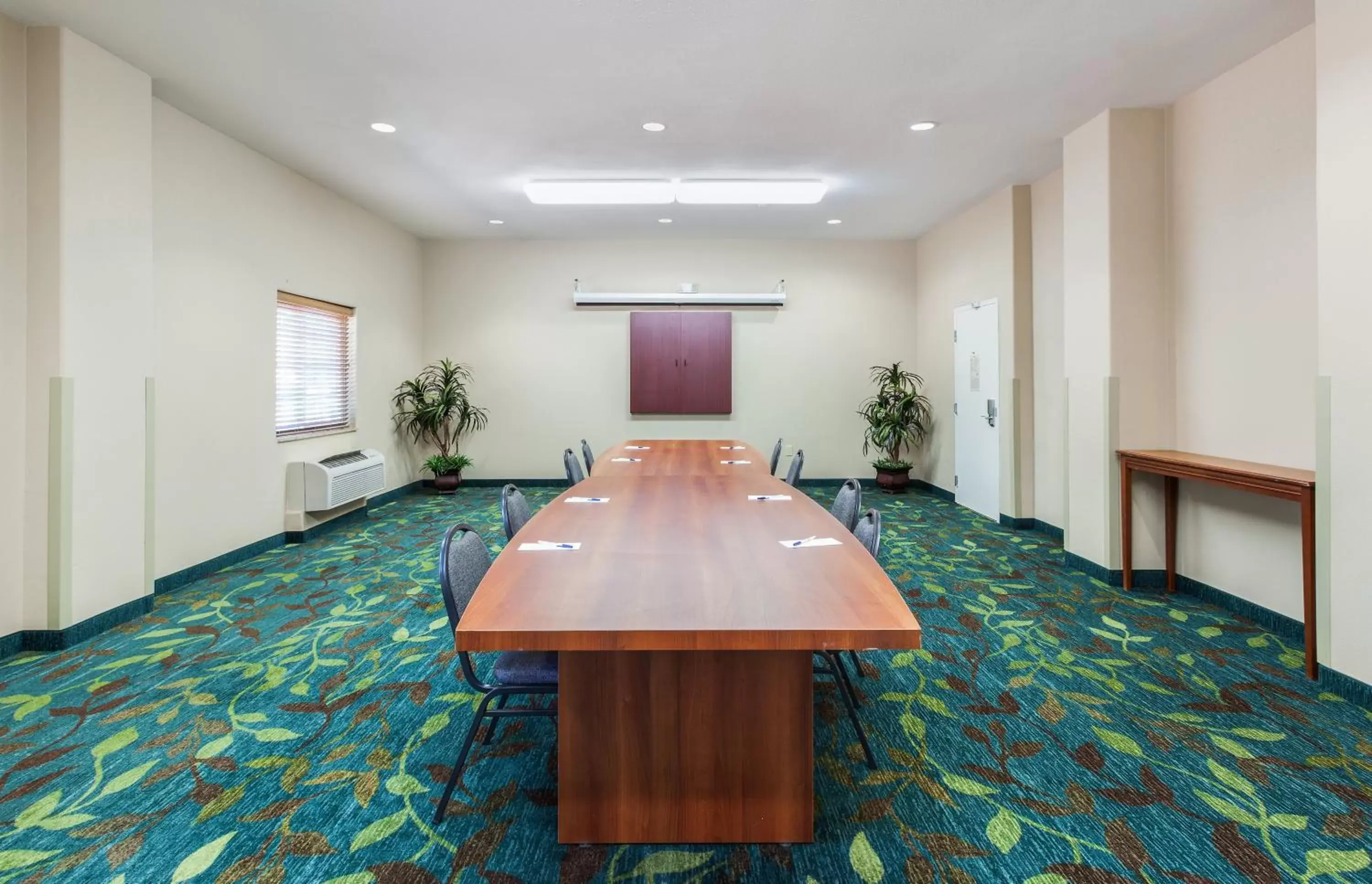 Meeting/conference room in Candlewood Suites Lake Jackson, an IHG Hotel