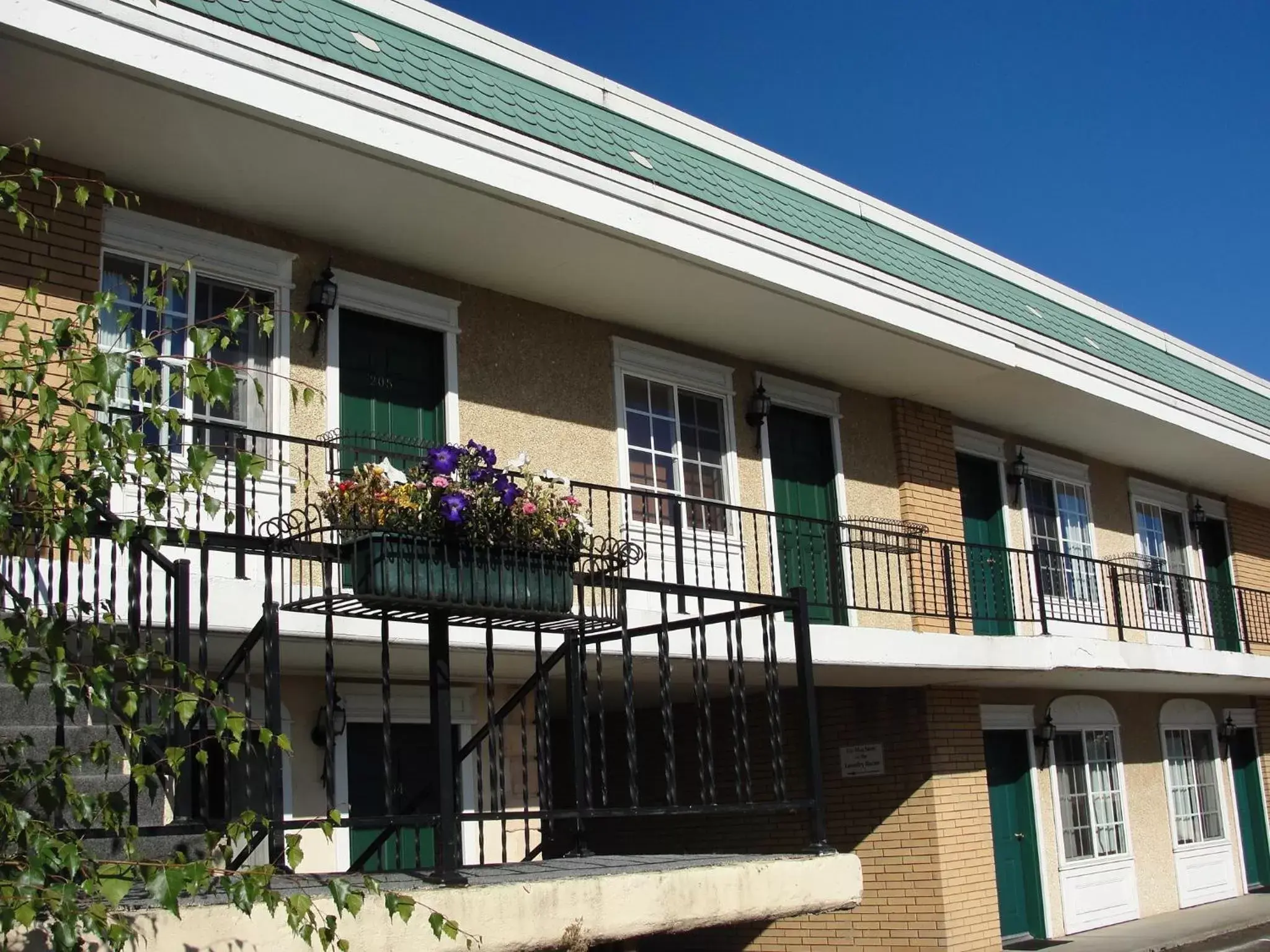 Facade/entrance, Property Building in Sequim West Inn