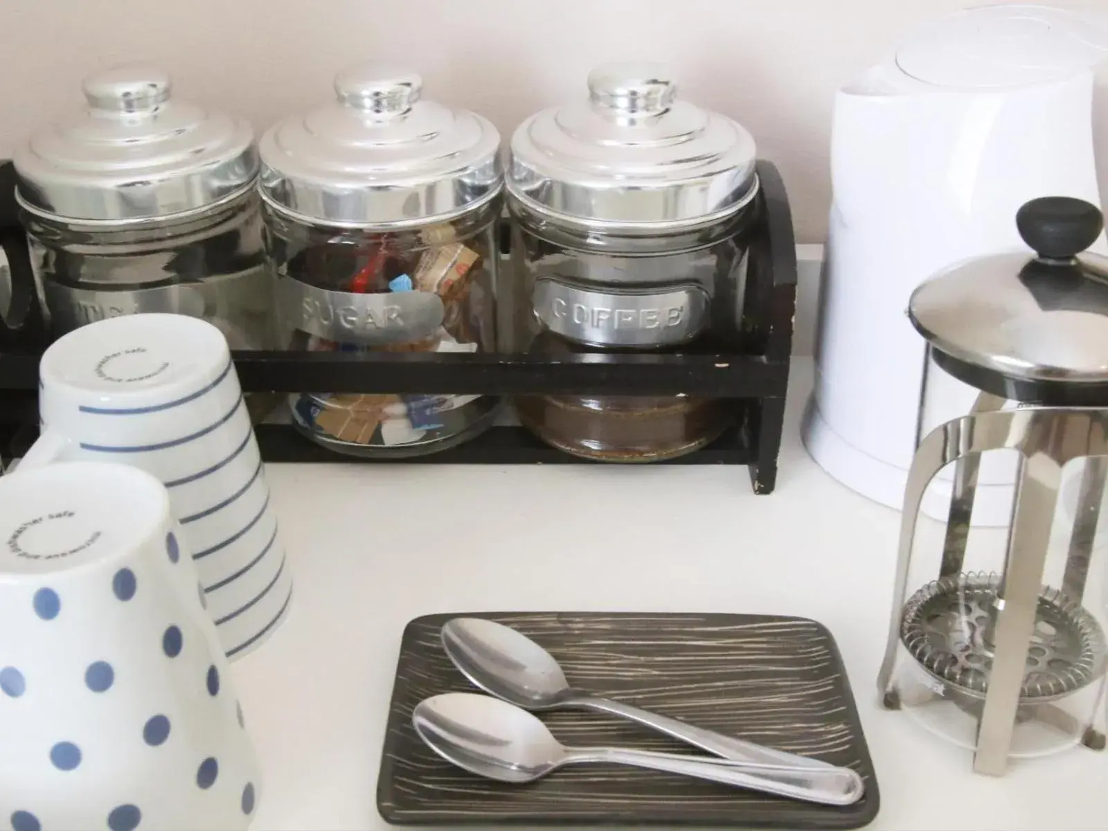 Coffee/tea facilities, Kitchen/Kitchenette in Dolphin Inn Guesthouse