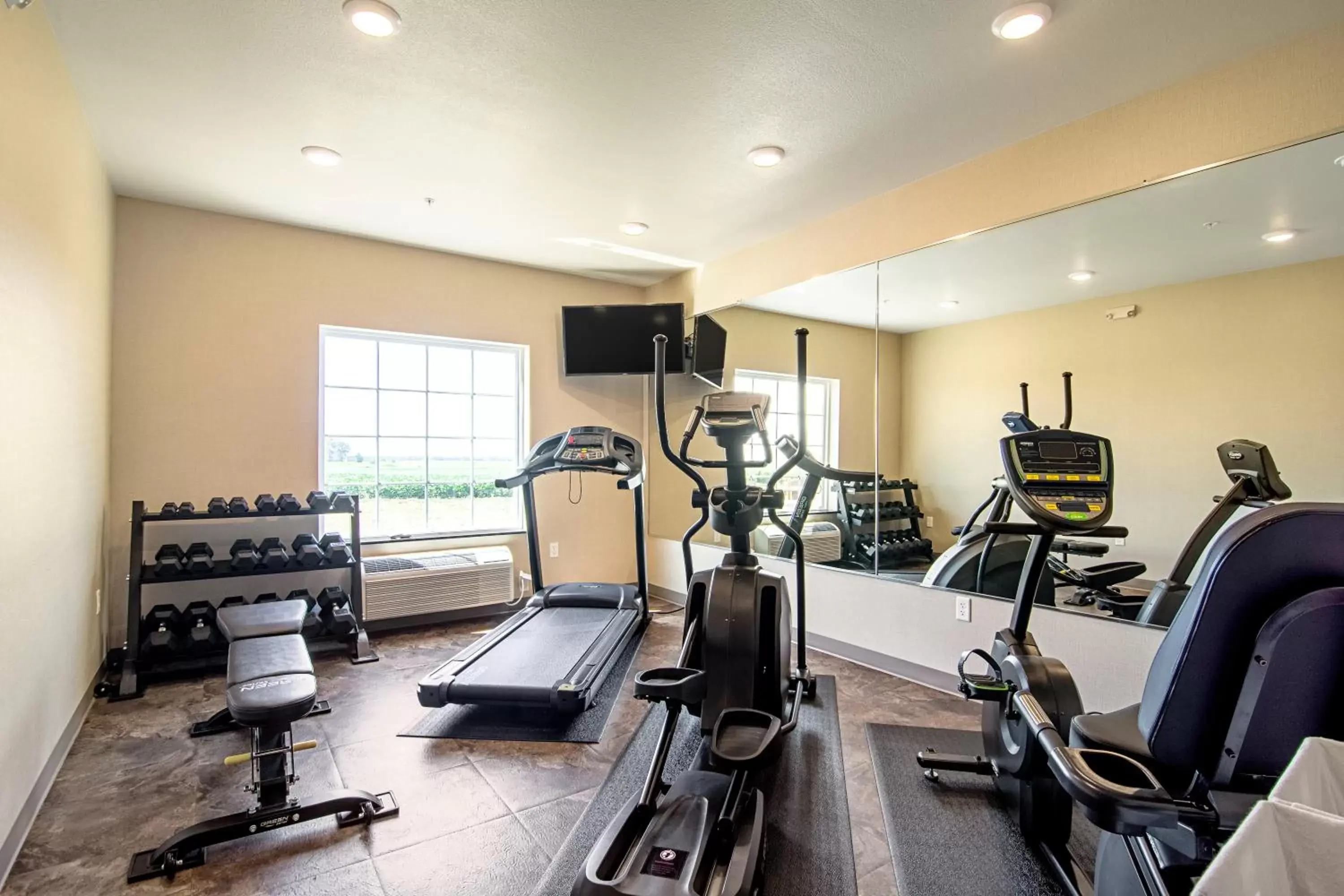 Fitness centre/facilities, Fitness Center/Facilities in Cobblestone Hotel & Suites - Paxton