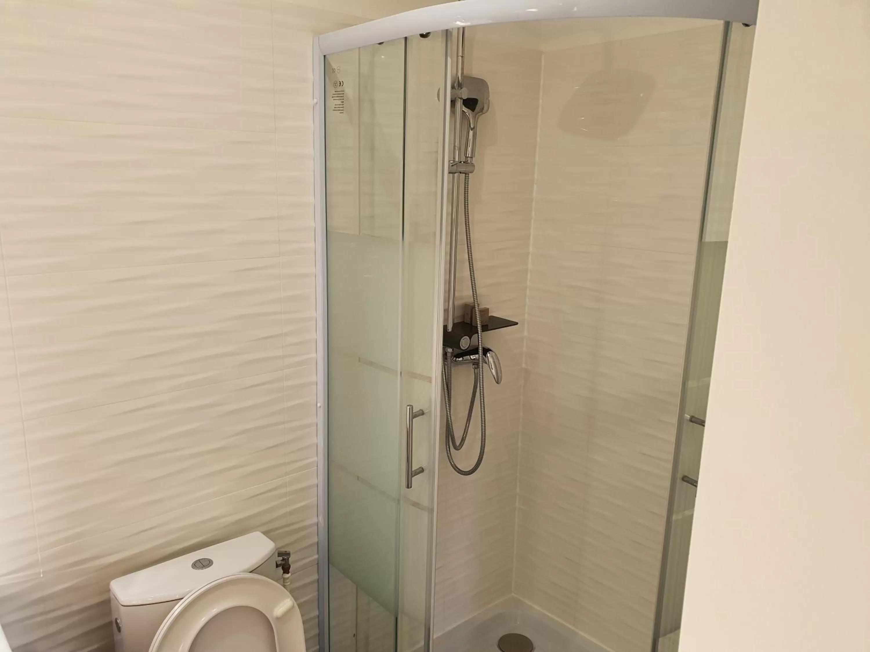 Bathroom in Hôtel L'Alsace