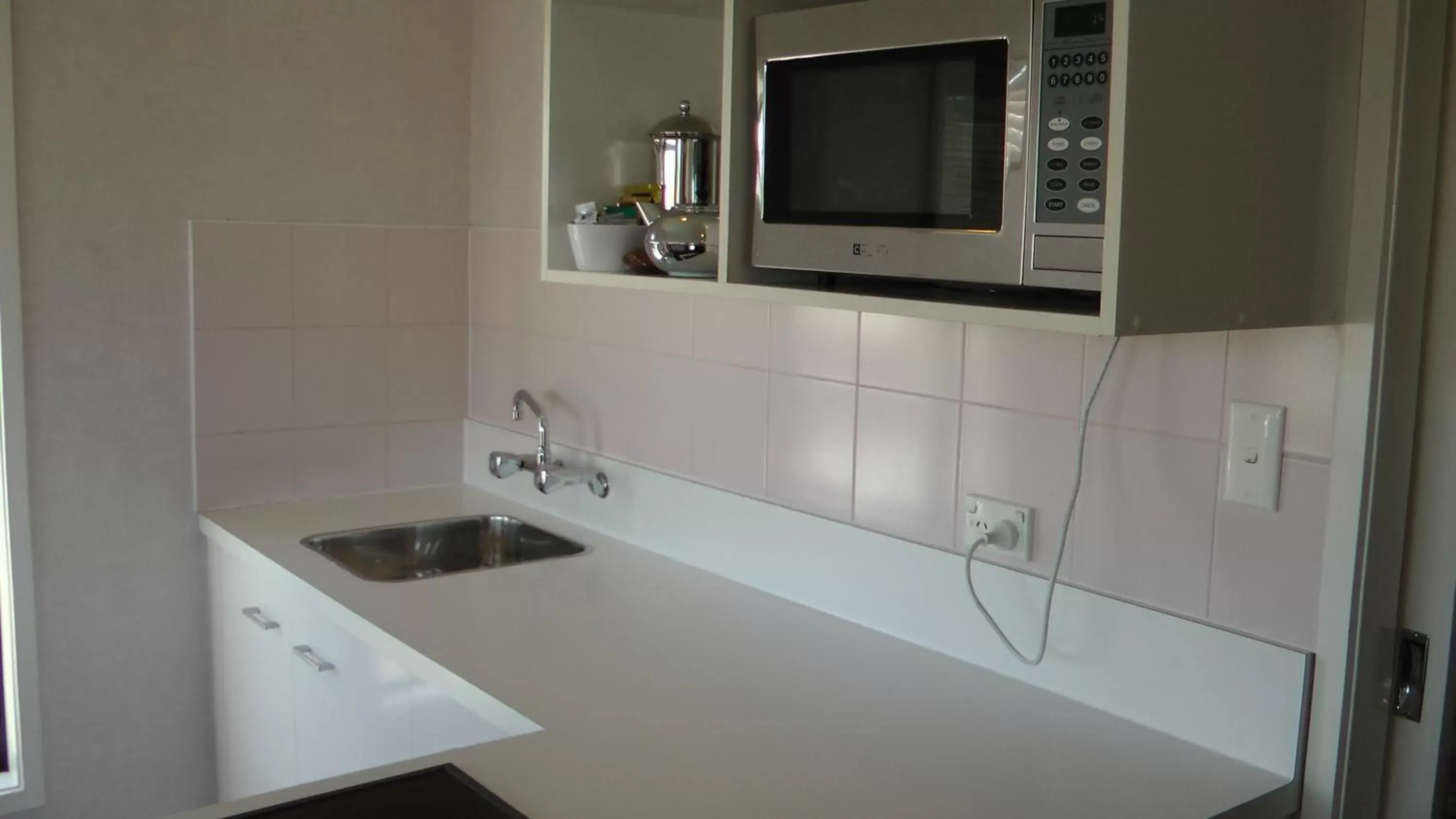 Kitchen or kitchenette, Kitchen/Kitchenette in Manukau Motor Lodge