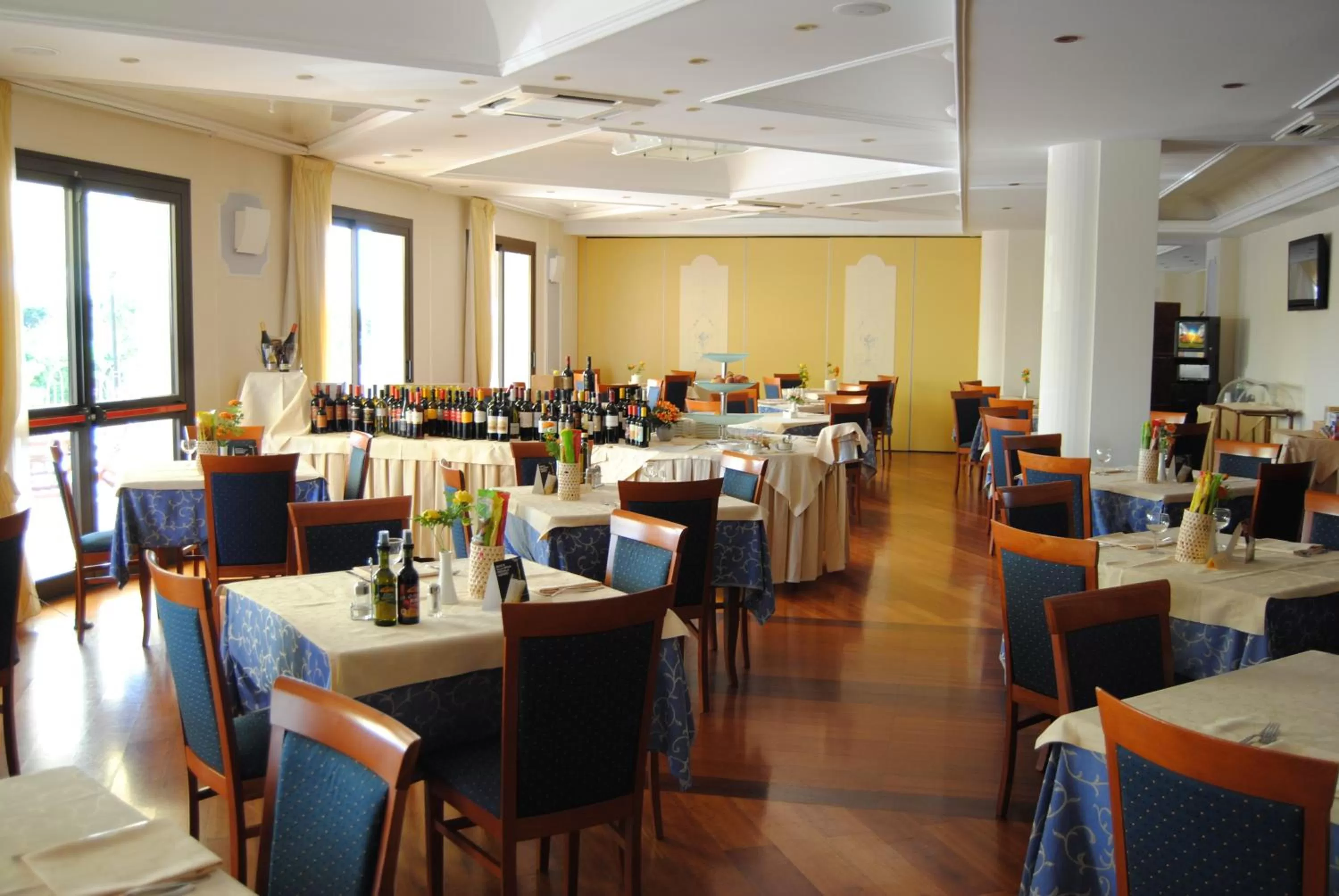 Restaurant/places to eat in Hotel Relax