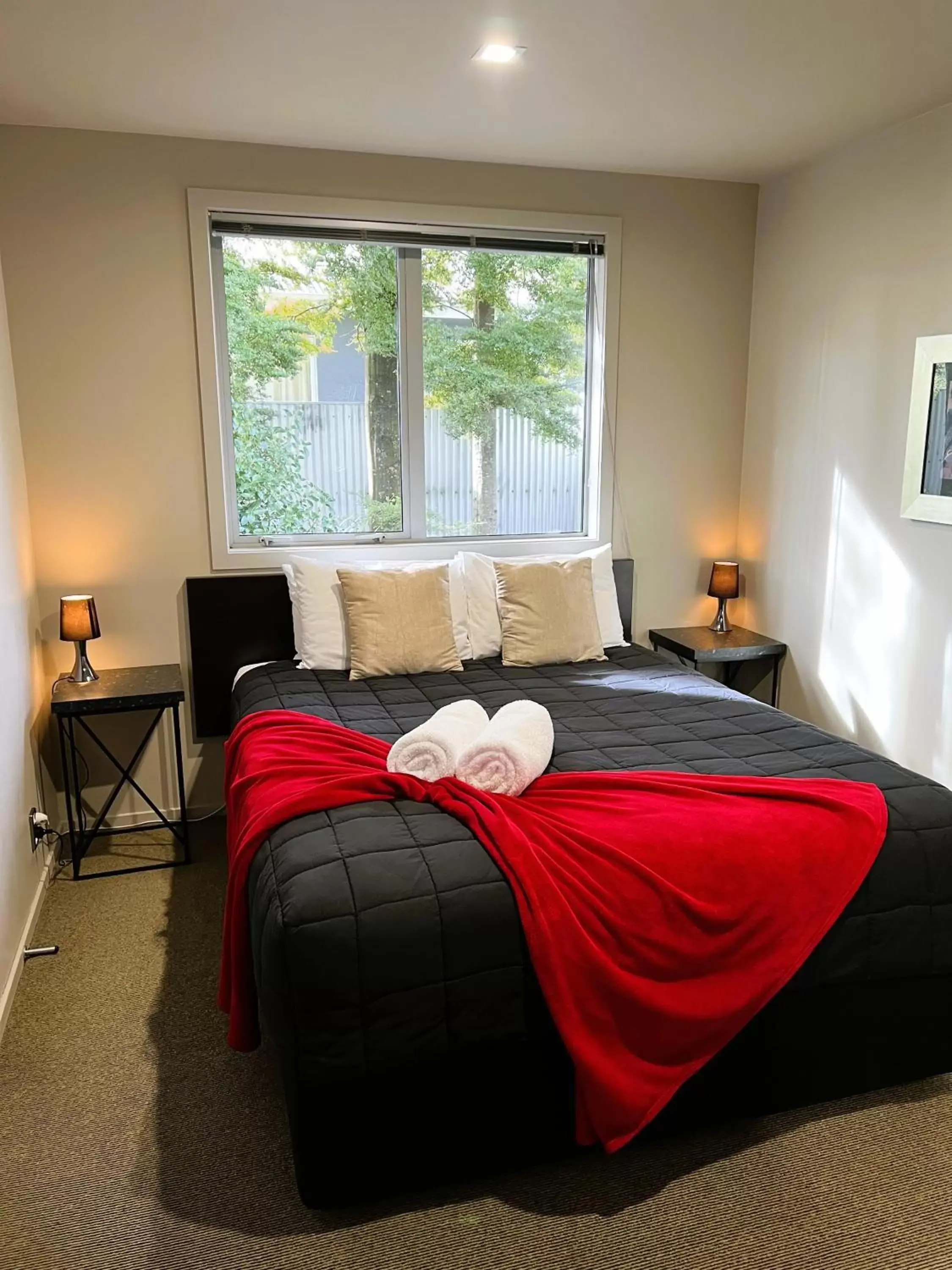 Bedroom, Bed in Fiordland Lakeview Motel and Apartments