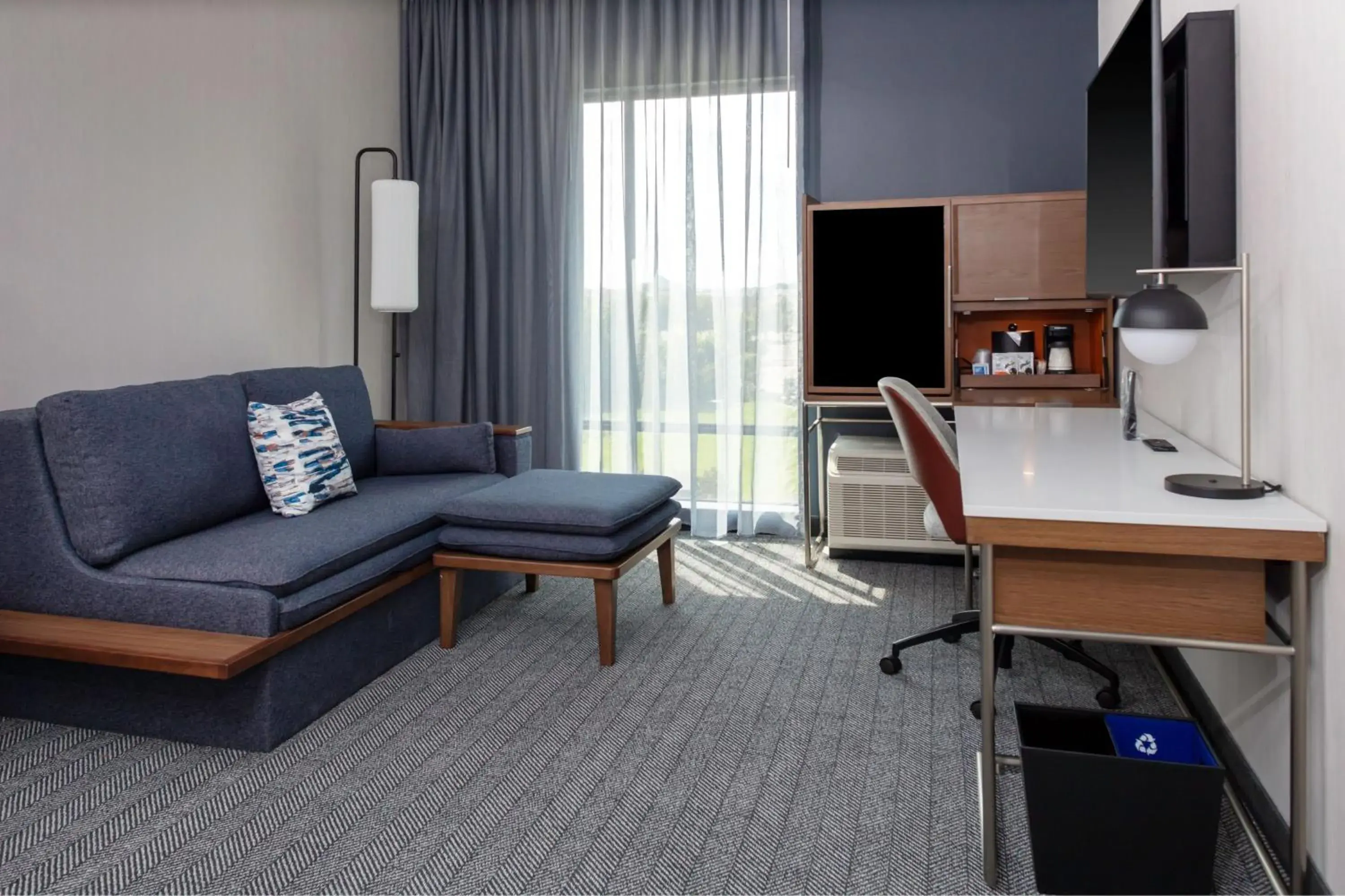 Living room, Seating Area in Courtyard by Marriott Memphis East/Galleria