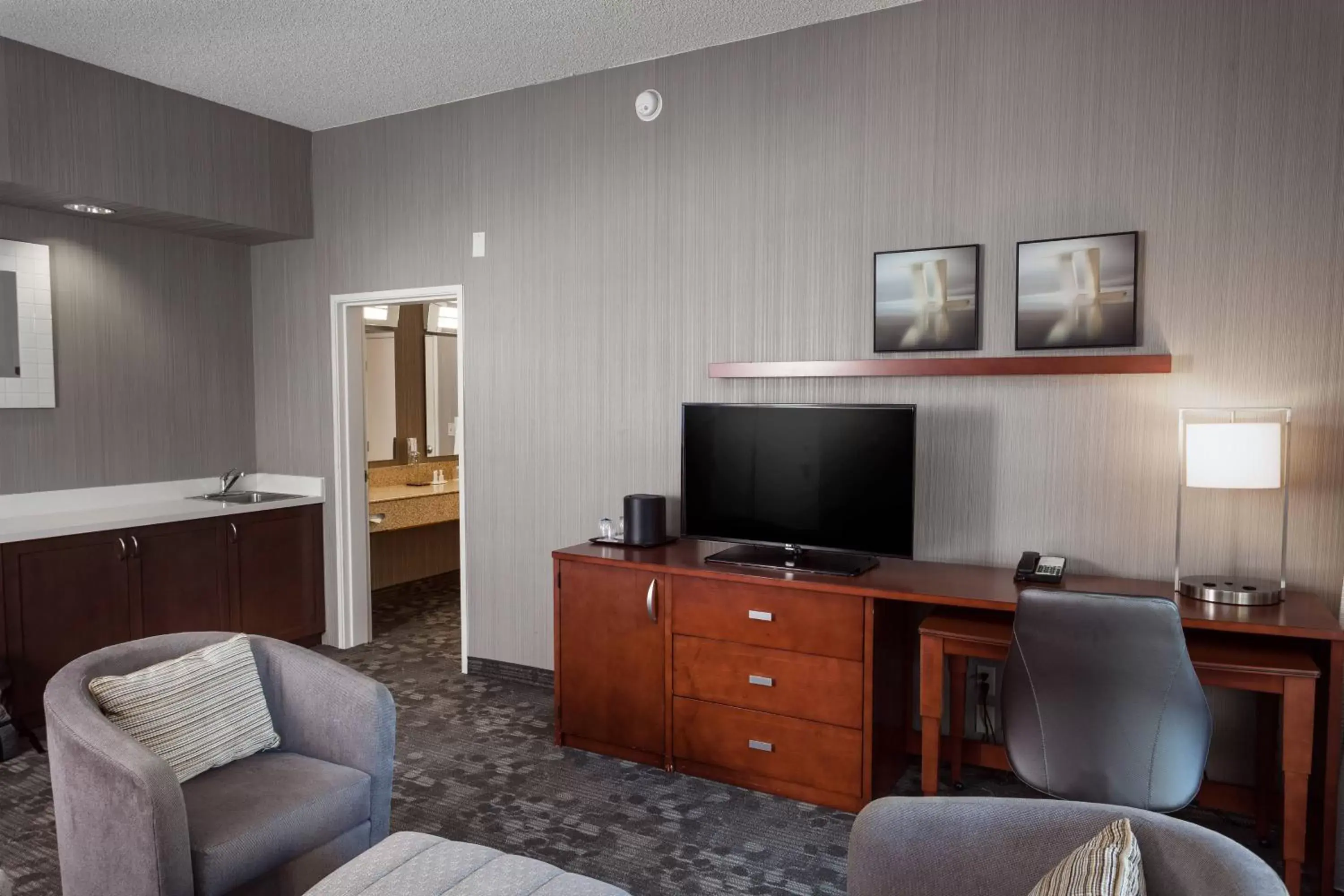 Photo of the whole room, TV/Entertainment Center in Courtyard by Marriott Stockton