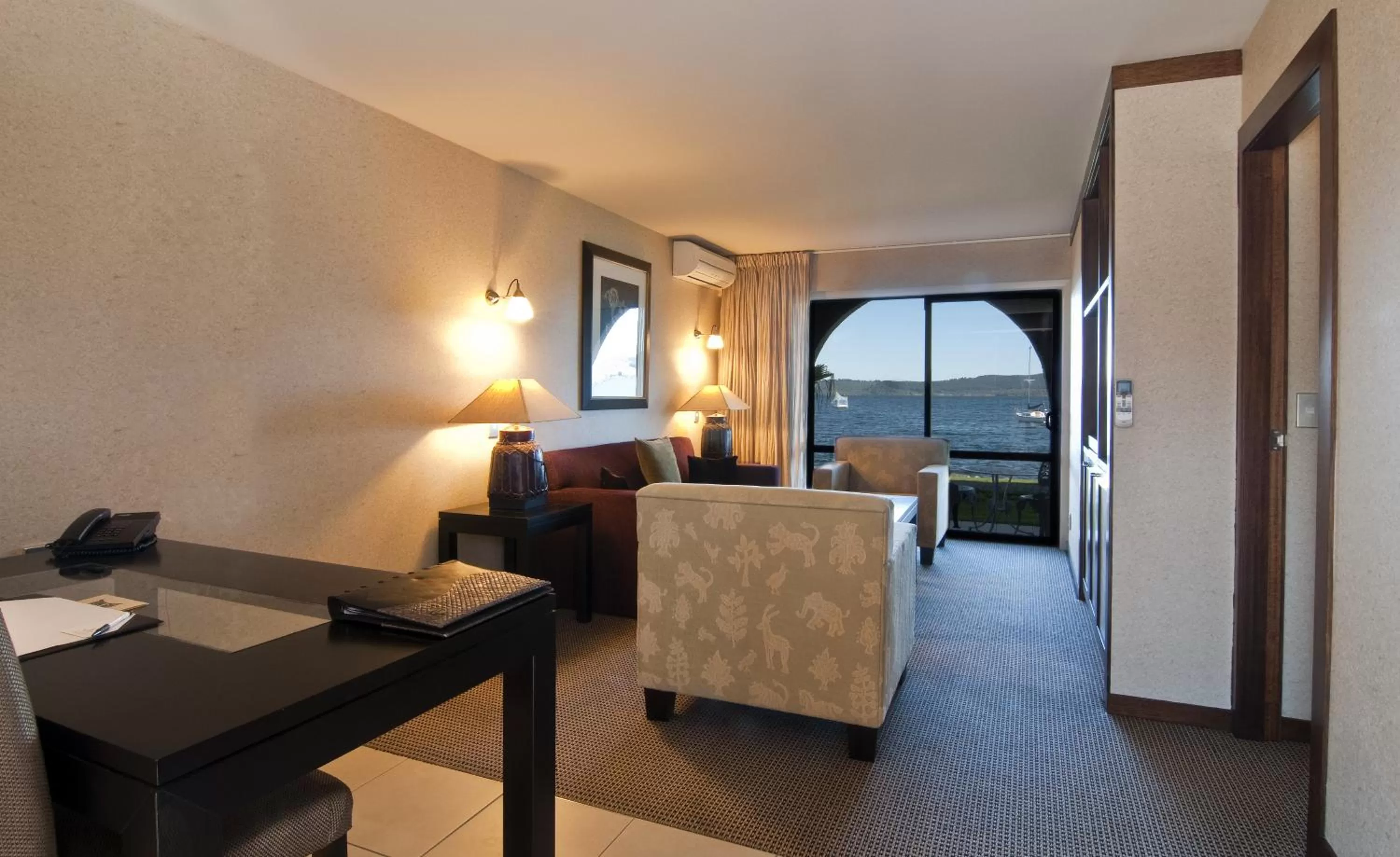 Living room, Bed in Millennium Hotel & Resort Manuels Taupo