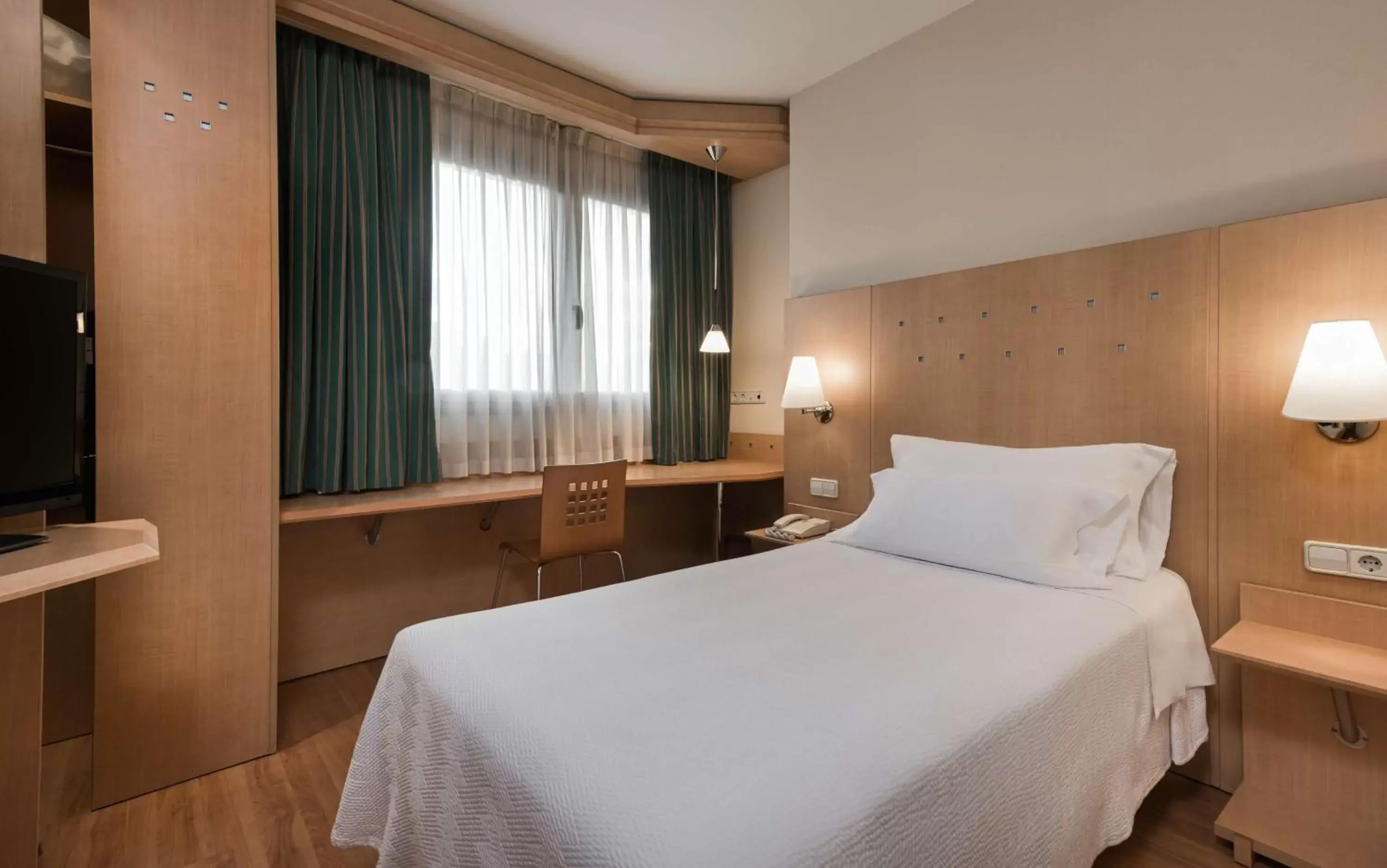 Photo of the whole room, Bed in Hotel Logroño Parque