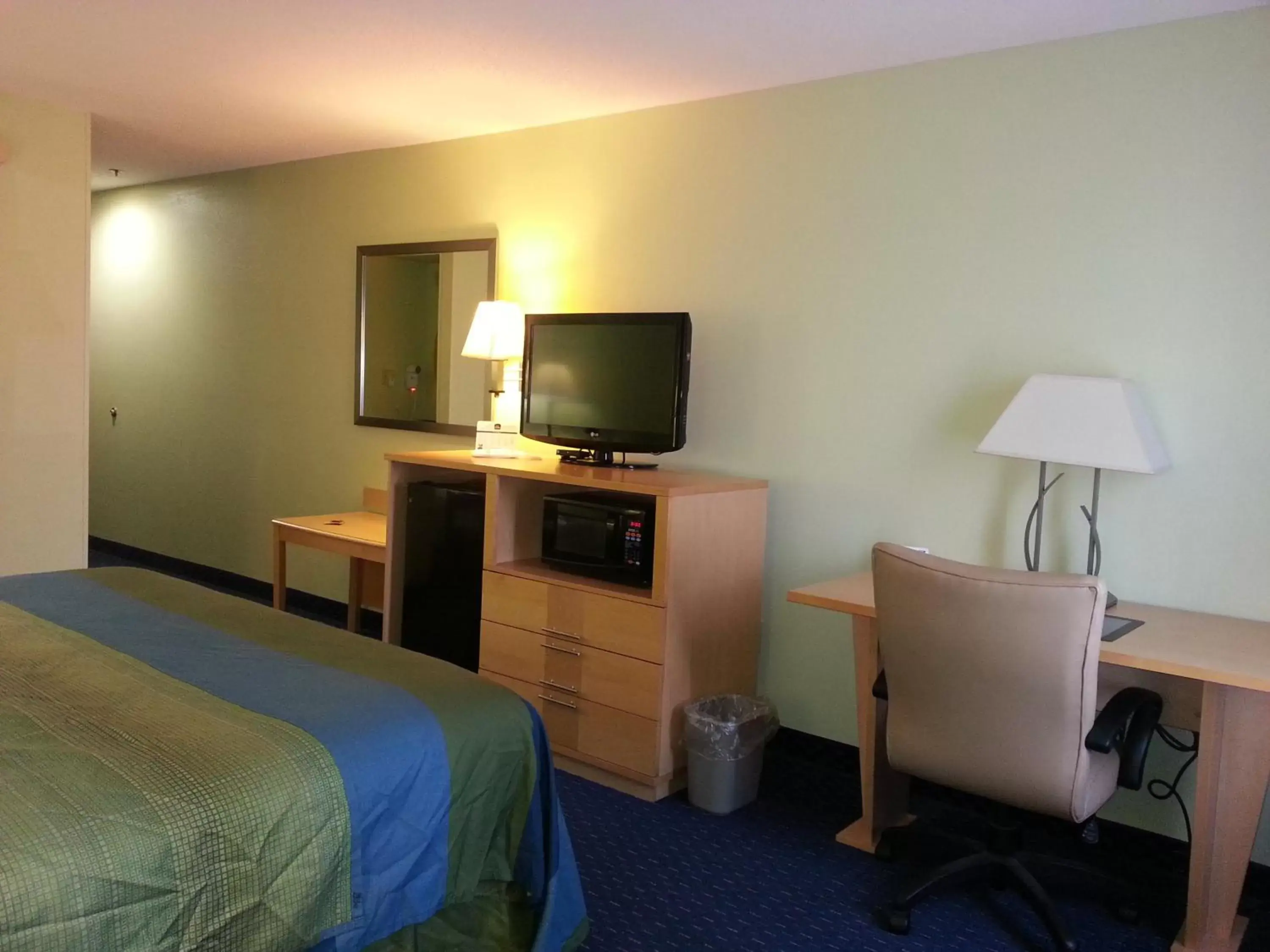 Photo of the whole room, TV/Entertainment Center in Park Inn by Radisson Albany