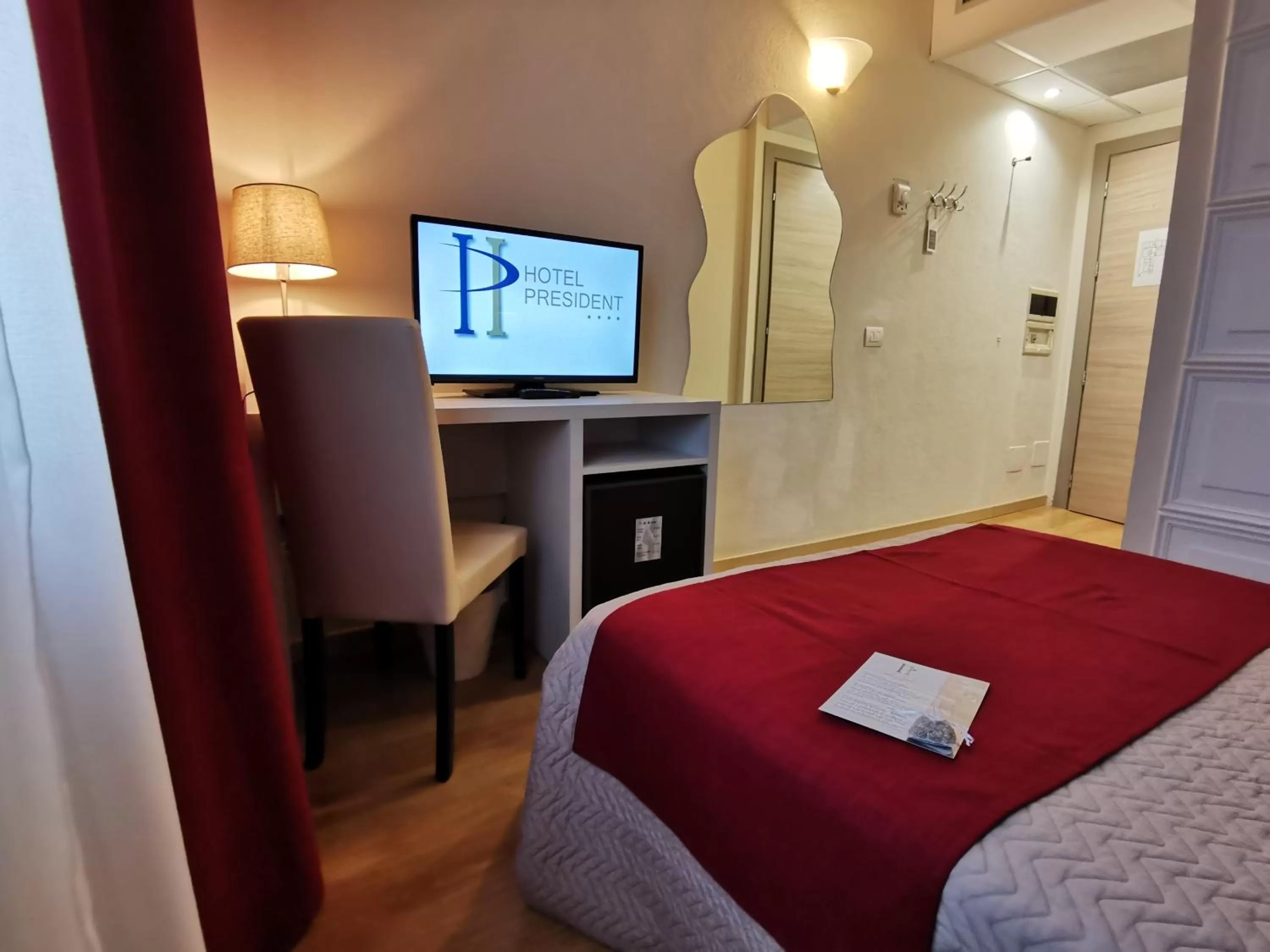 Bedroom, Bed in Hotel President