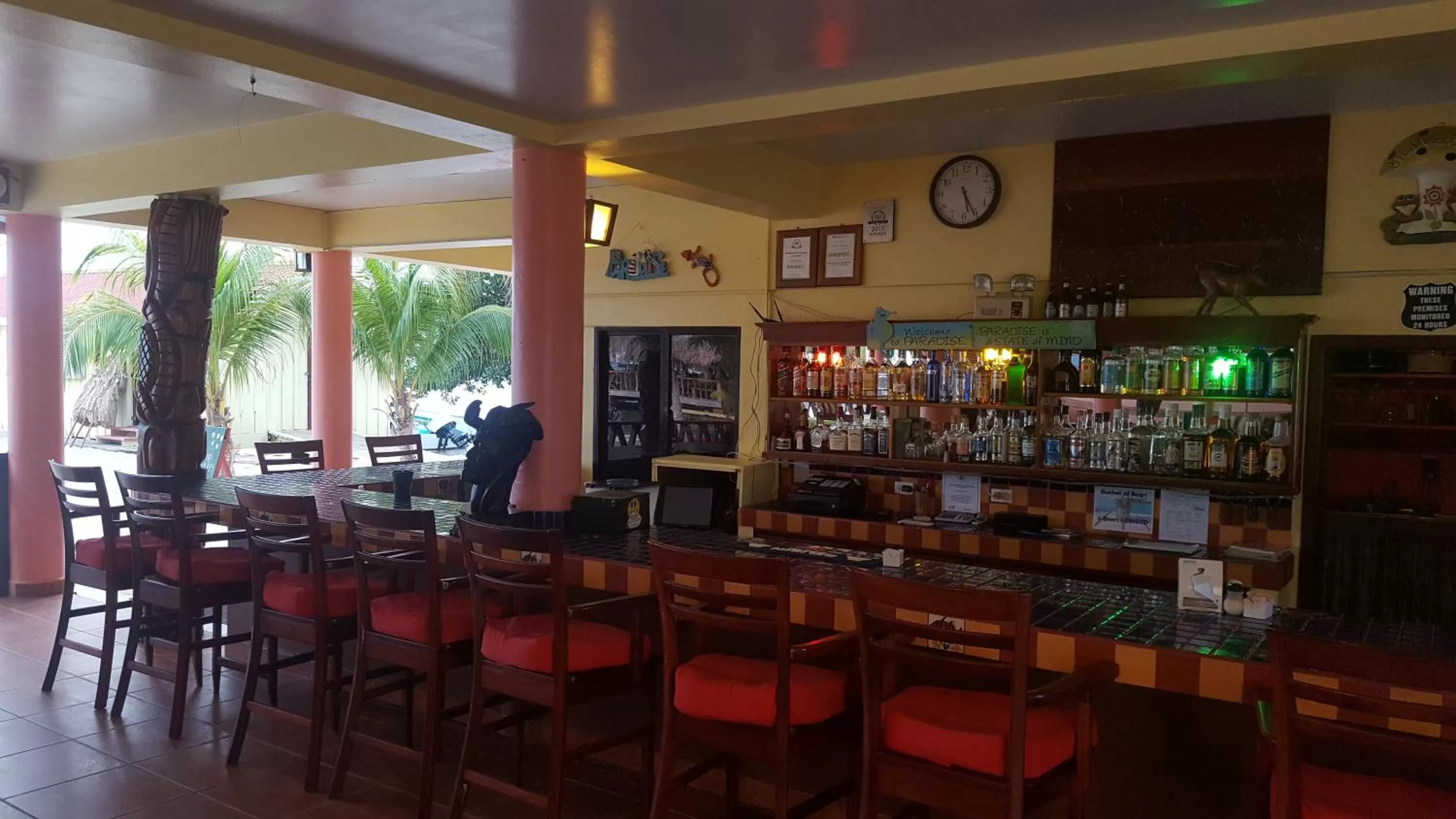 Restaurant/places to eat in Alan's Paradise Hotel