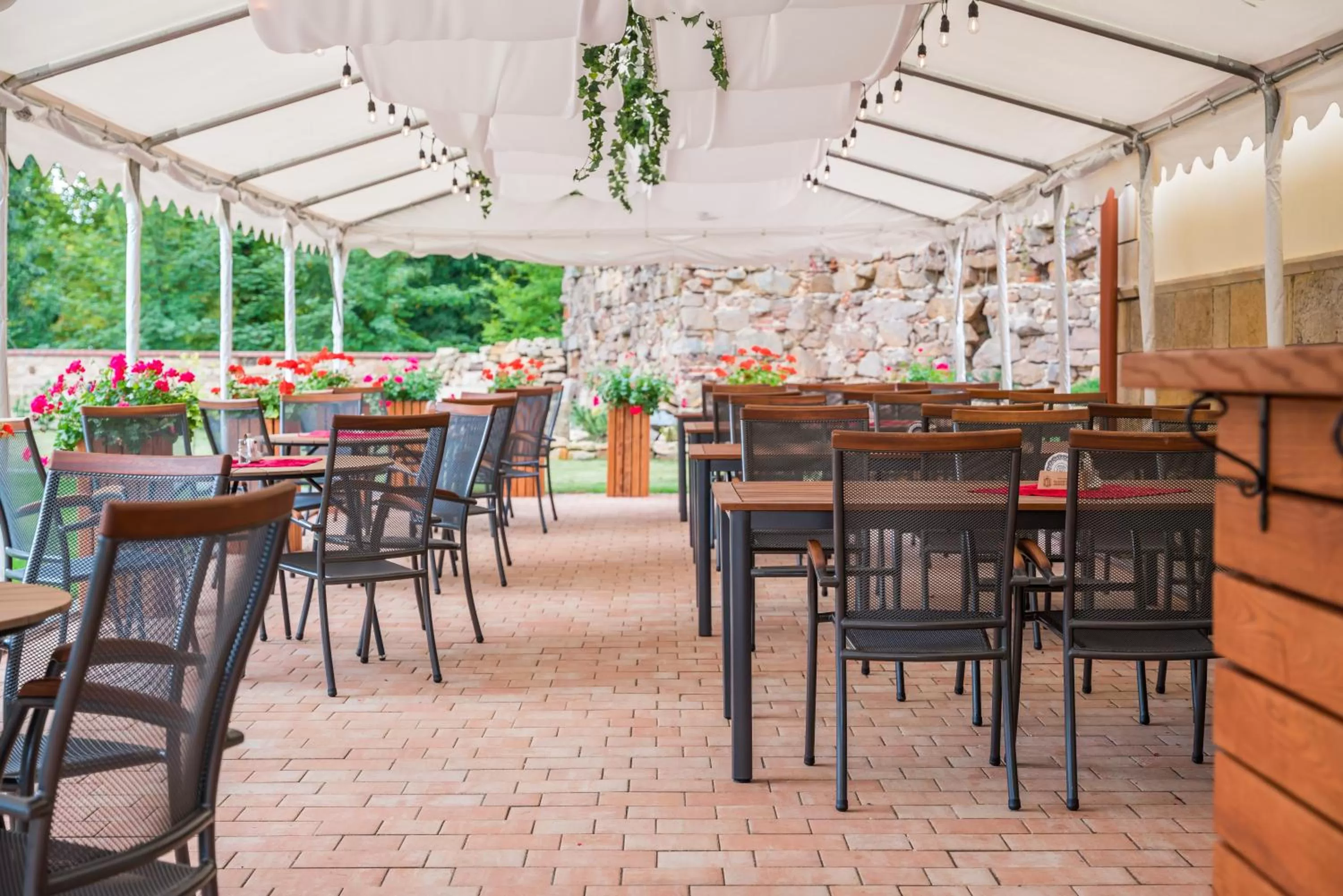 Restaurant/Places to Eat in Villa Libosad