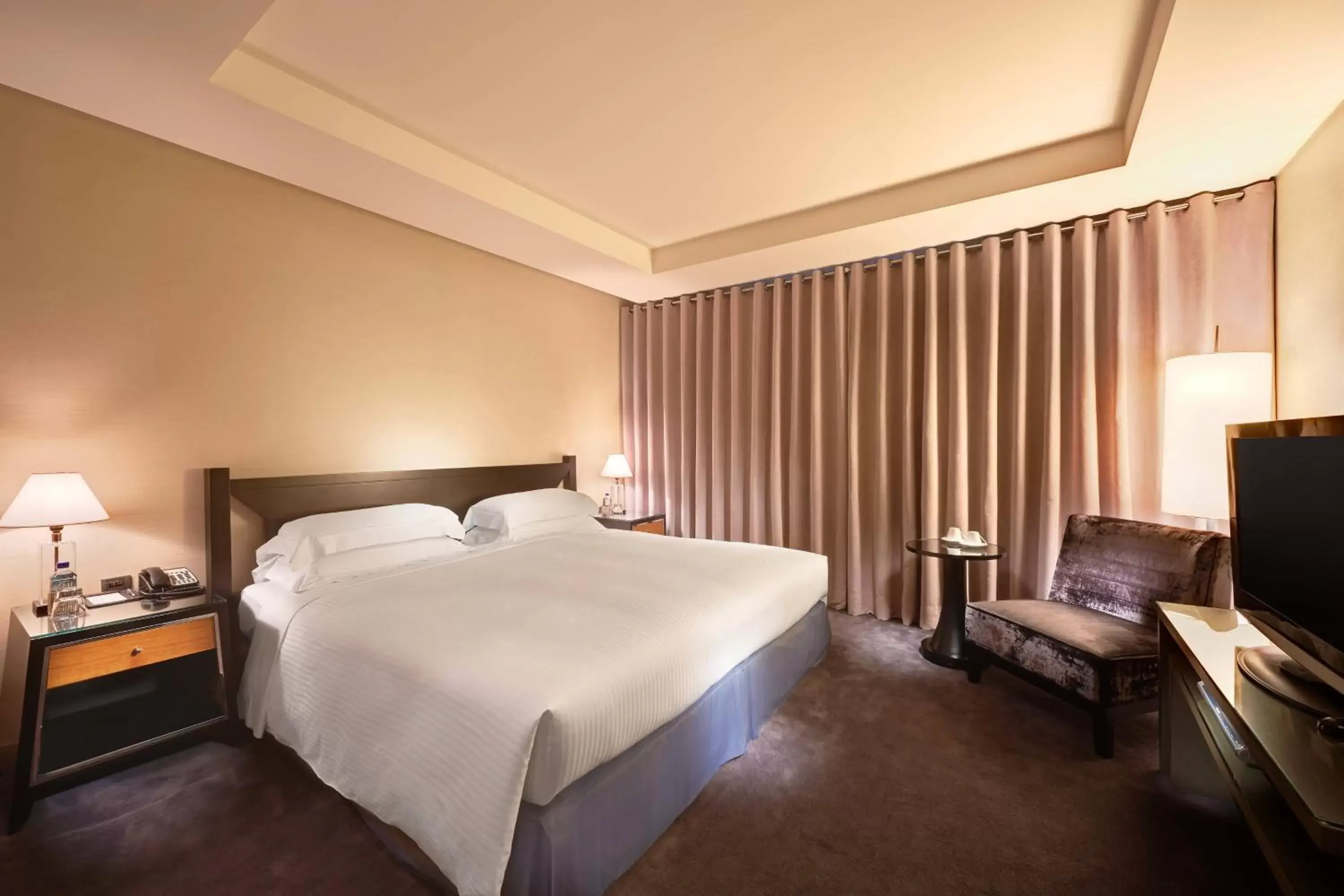 Bedroom, Bed in Sheraton Grand Taipei Hotel