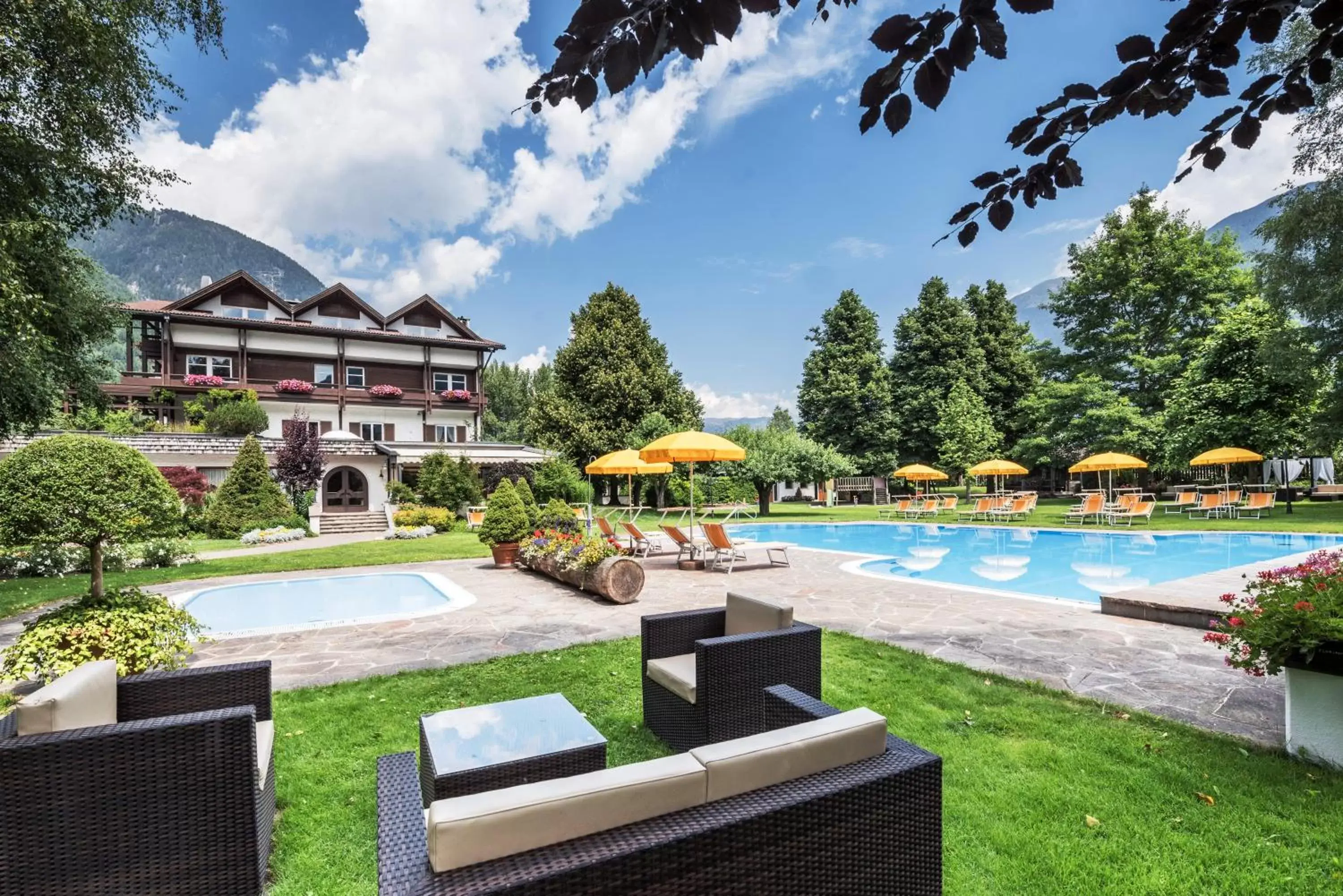 Property building, Swimming Pool in Ferien & Wellnesshotel Windschar