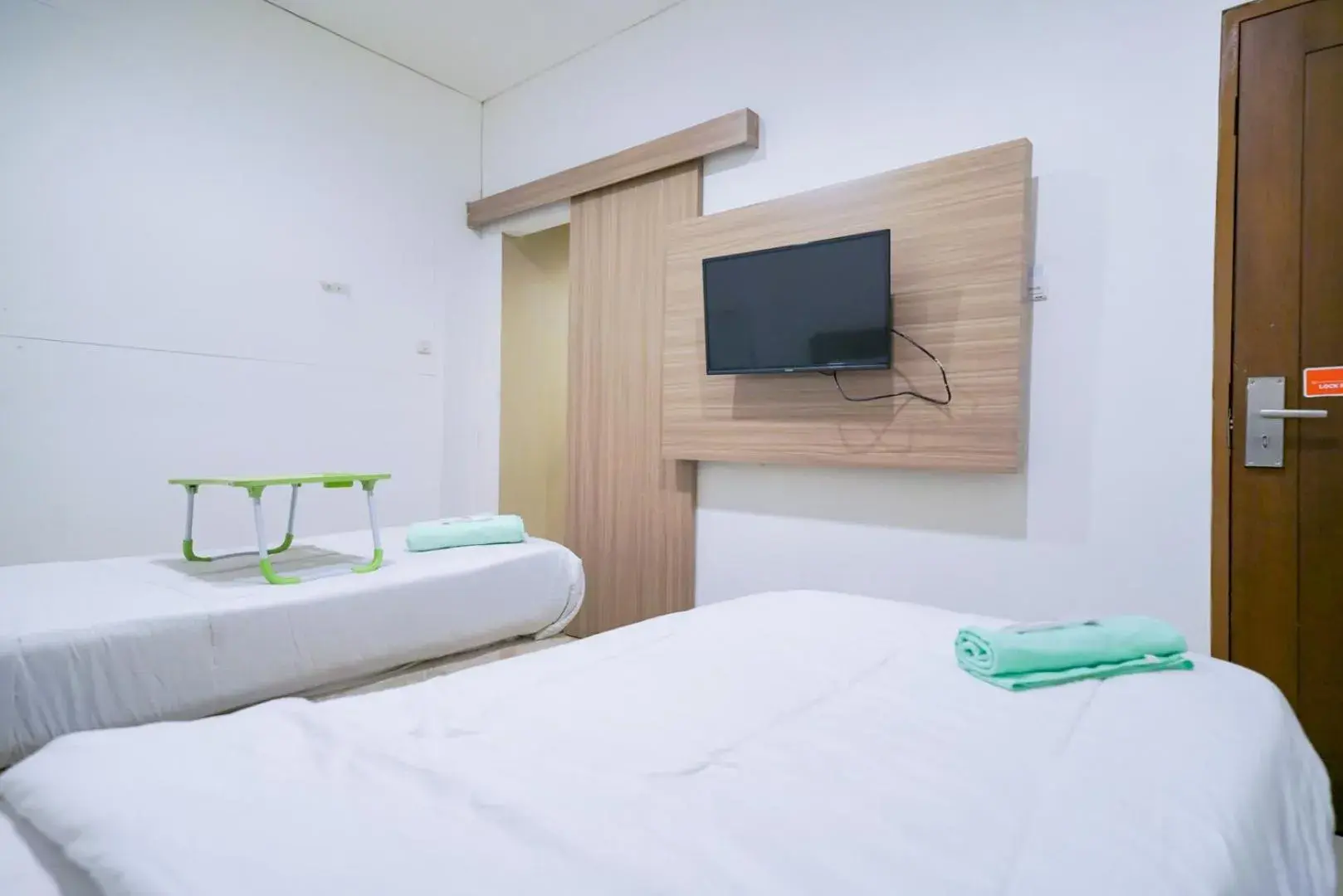 Bedroom, Bed in Urbanview Hotel Bes Mangga Besar