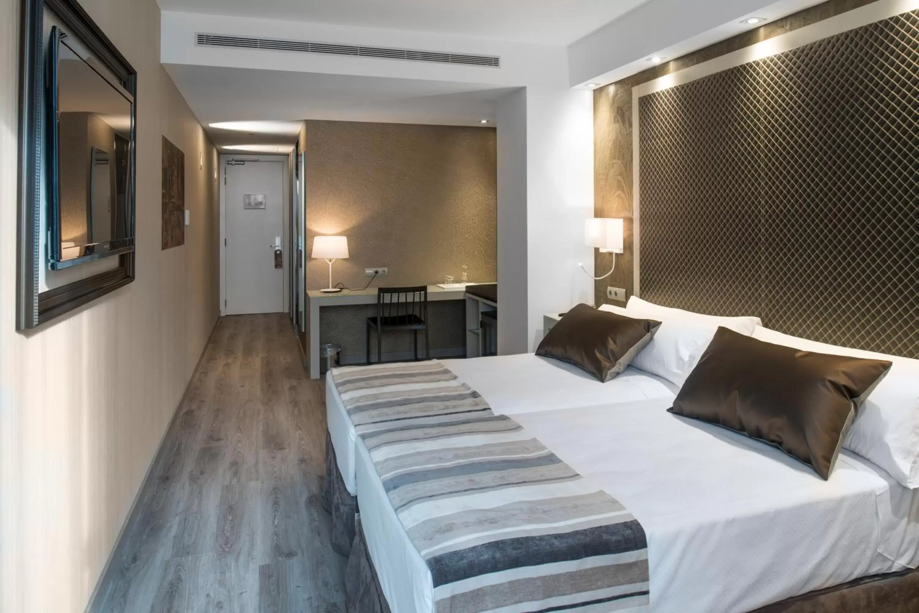Bed in Catalonia Square 4* Sup