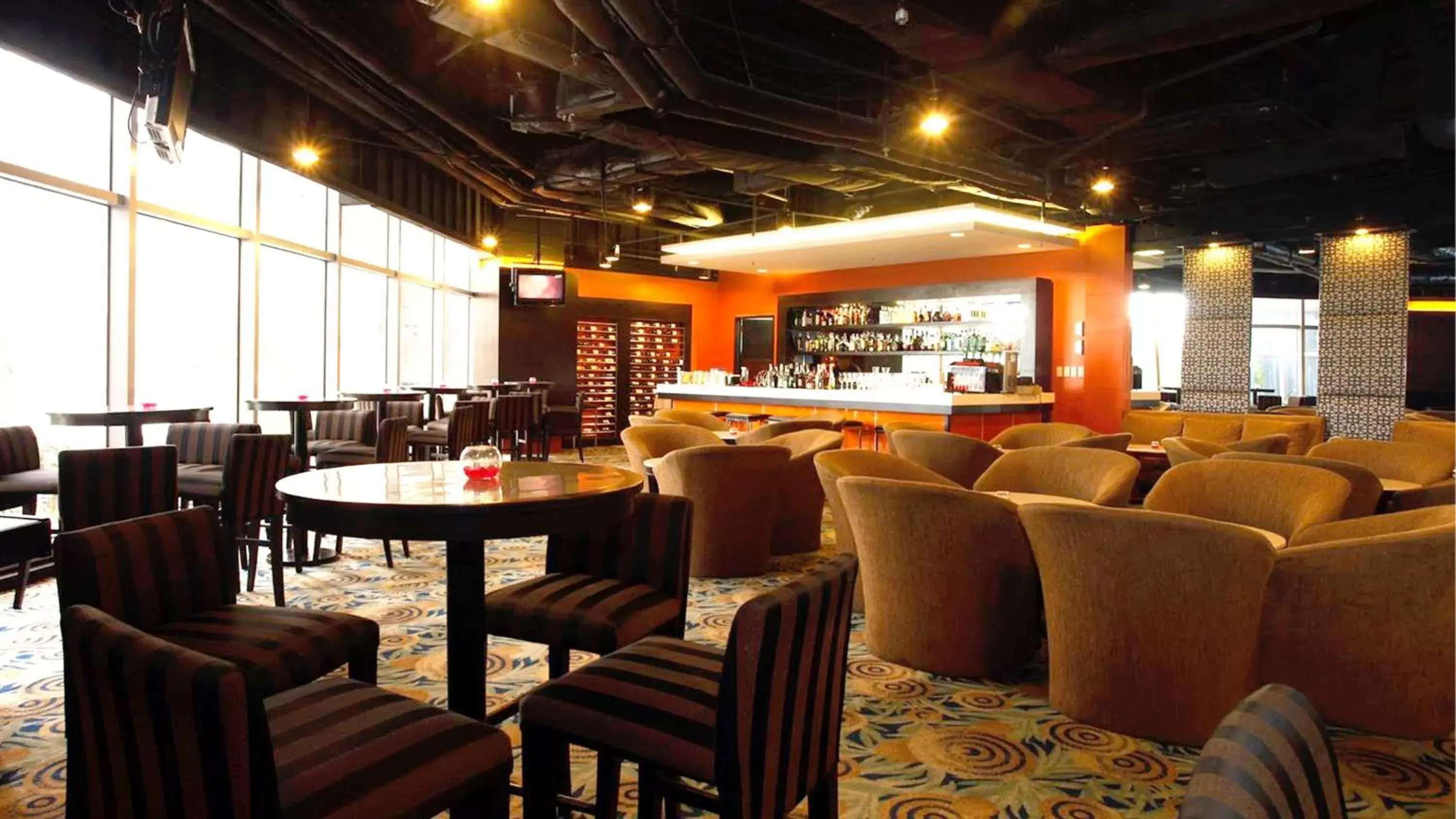 Lounge or bar, Lounge/Bar in Holiday Inn Manila Galleria, an IHG Hotel