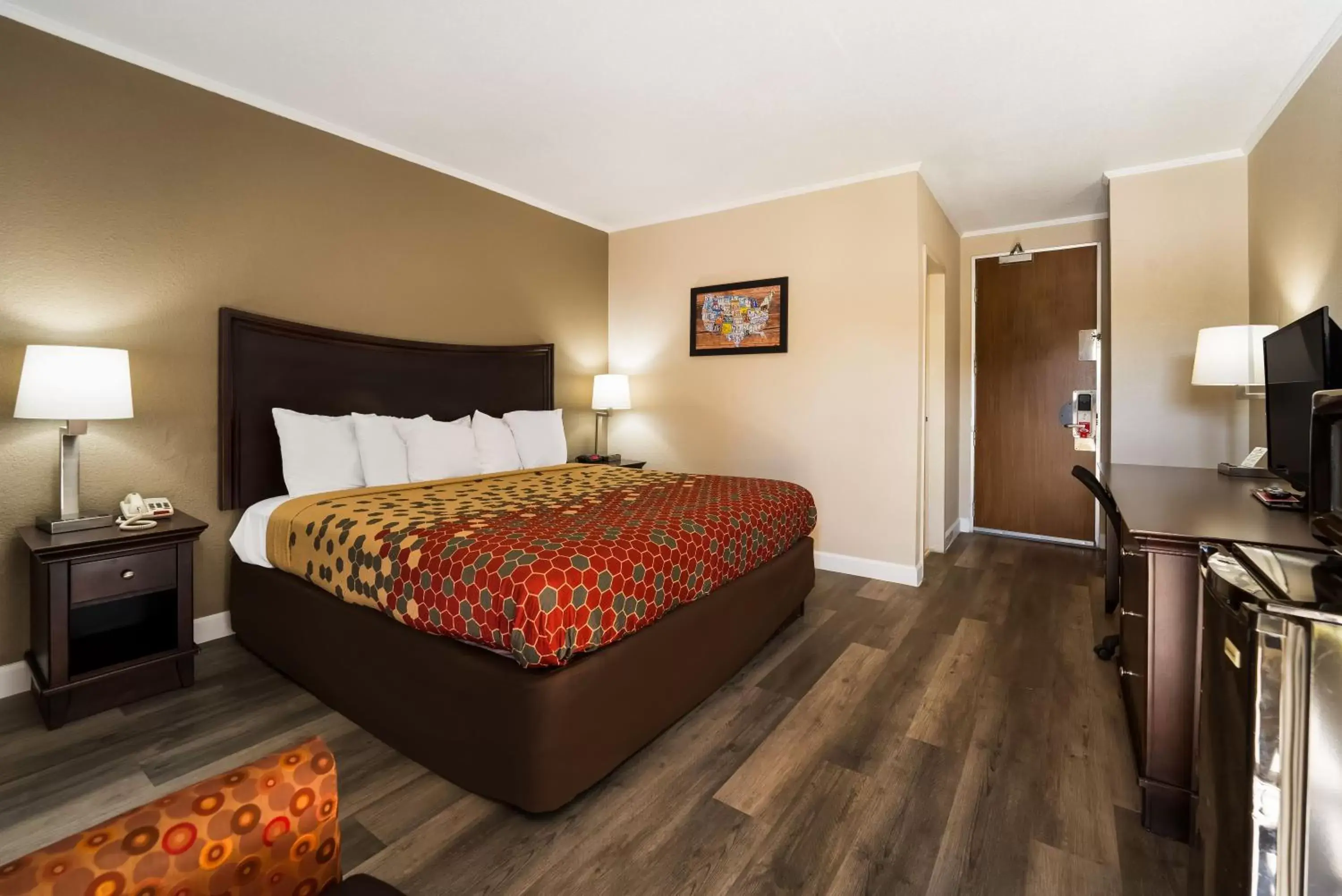 Photo of the whole room, Bed in Econo Lodge - Perry National Fair Ground Area