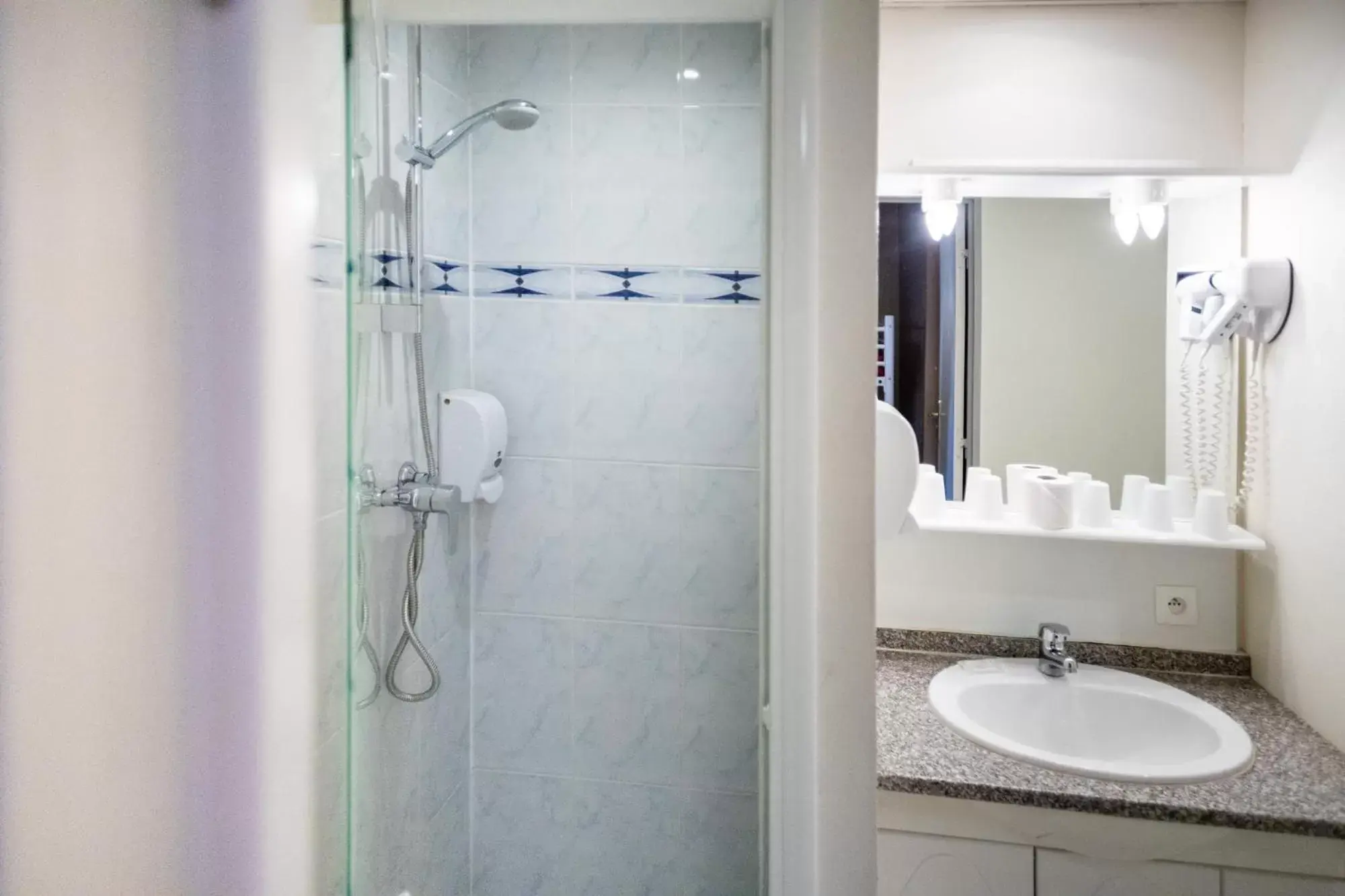 Shower, Bathroom in The Originals Boutique, Hôtel Neptune, Berck-sur-Mer (Inter-Hotel)