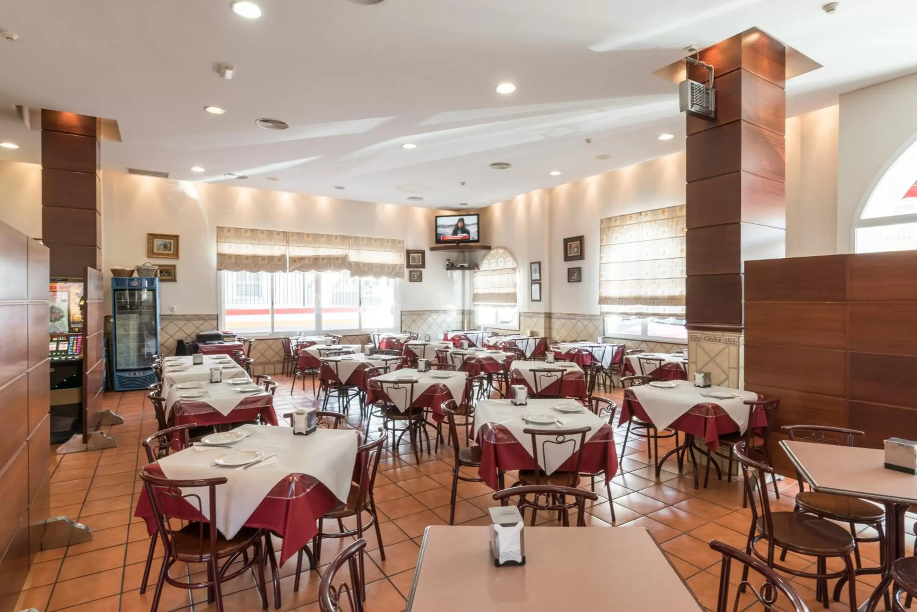 Restaurant/Places to Eat in Hotel Romerito