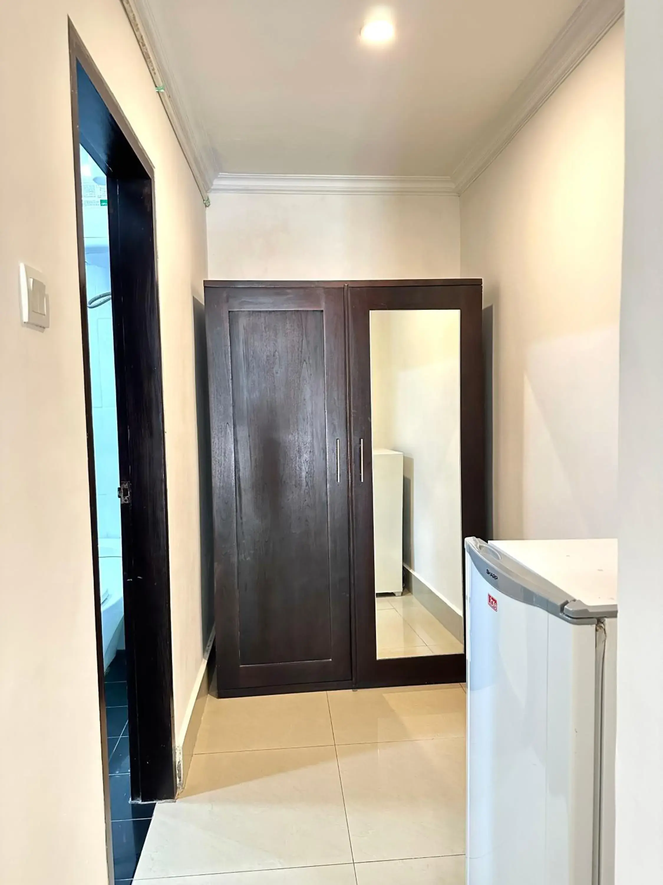 wardrobe, Bathroom in Radha Bali Hotel