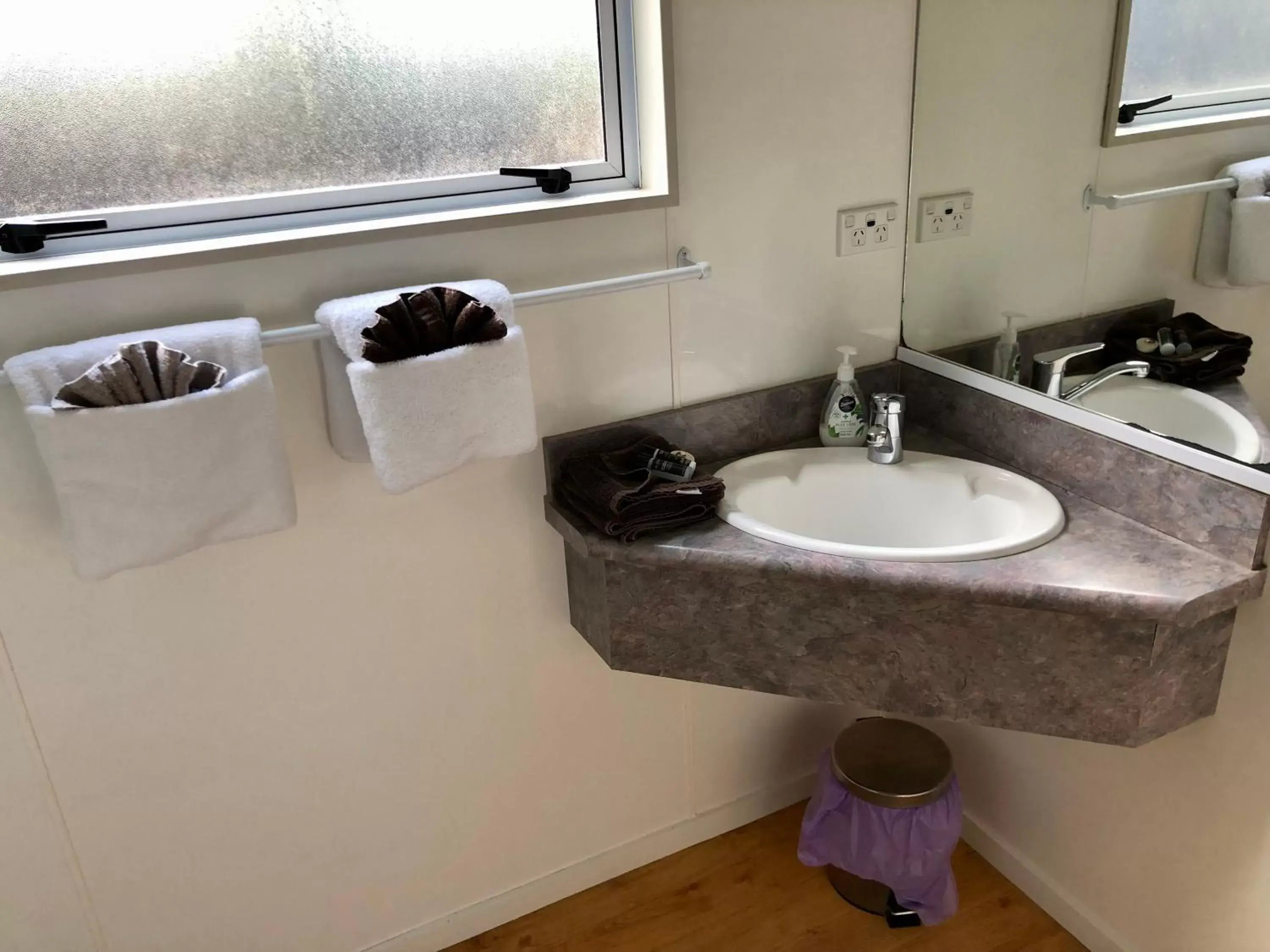 Bathroom in Anchor Lodge Motel