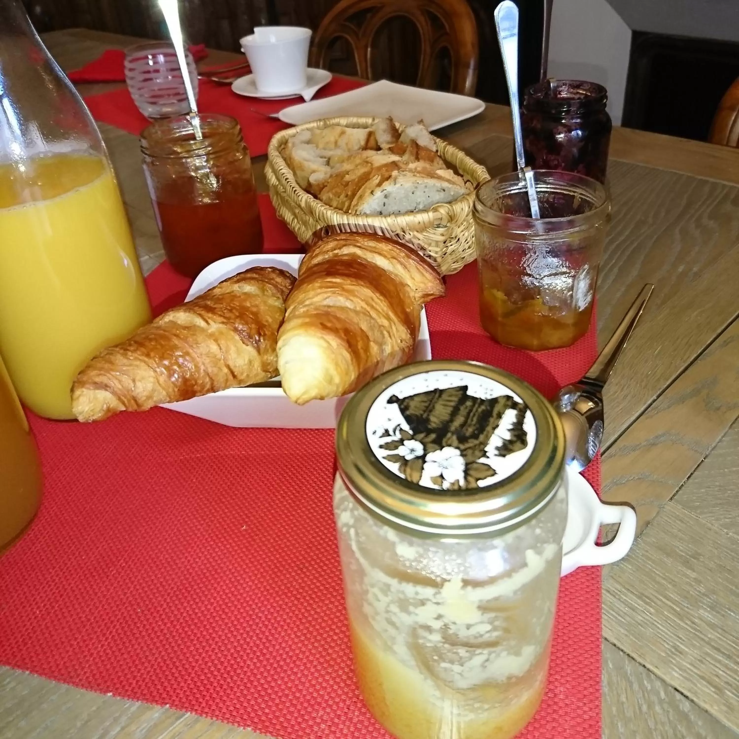 Food and drinks in La Maison d'Adelaïde Chambres d'hôtes