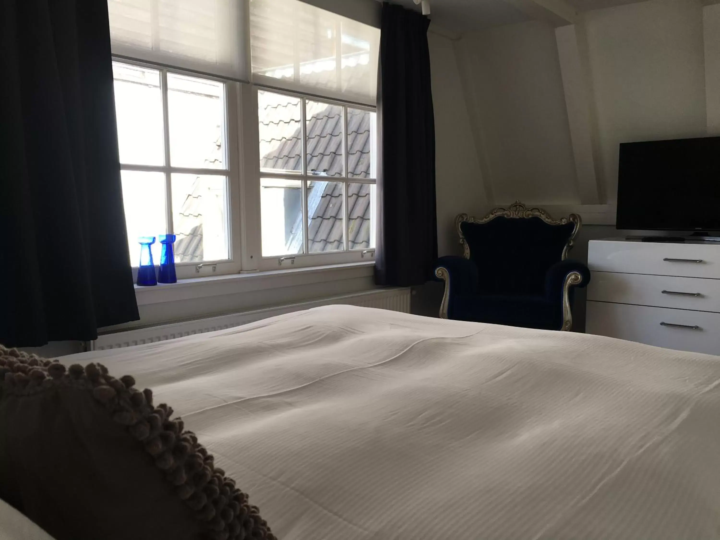 Photo of the whole room, Bed in Nine Streets Inn