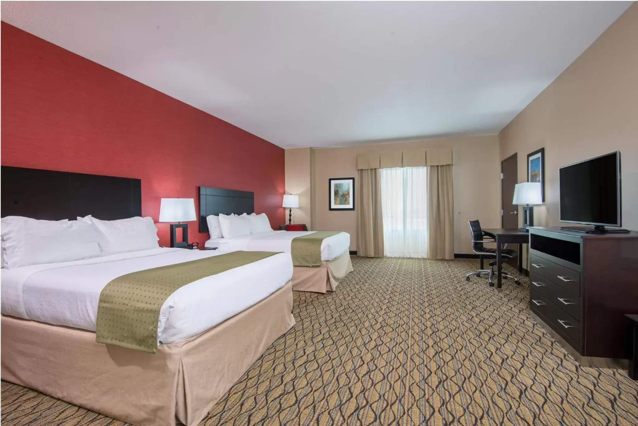 Standard Queen Room with Two Queen Beds and Mobility Accessible Tub in Holiday Inn Salina by IHG Standard Queen Room with Two Queen Beds and Mobility Accessible Tub in Holiday Inn Salina by IHG