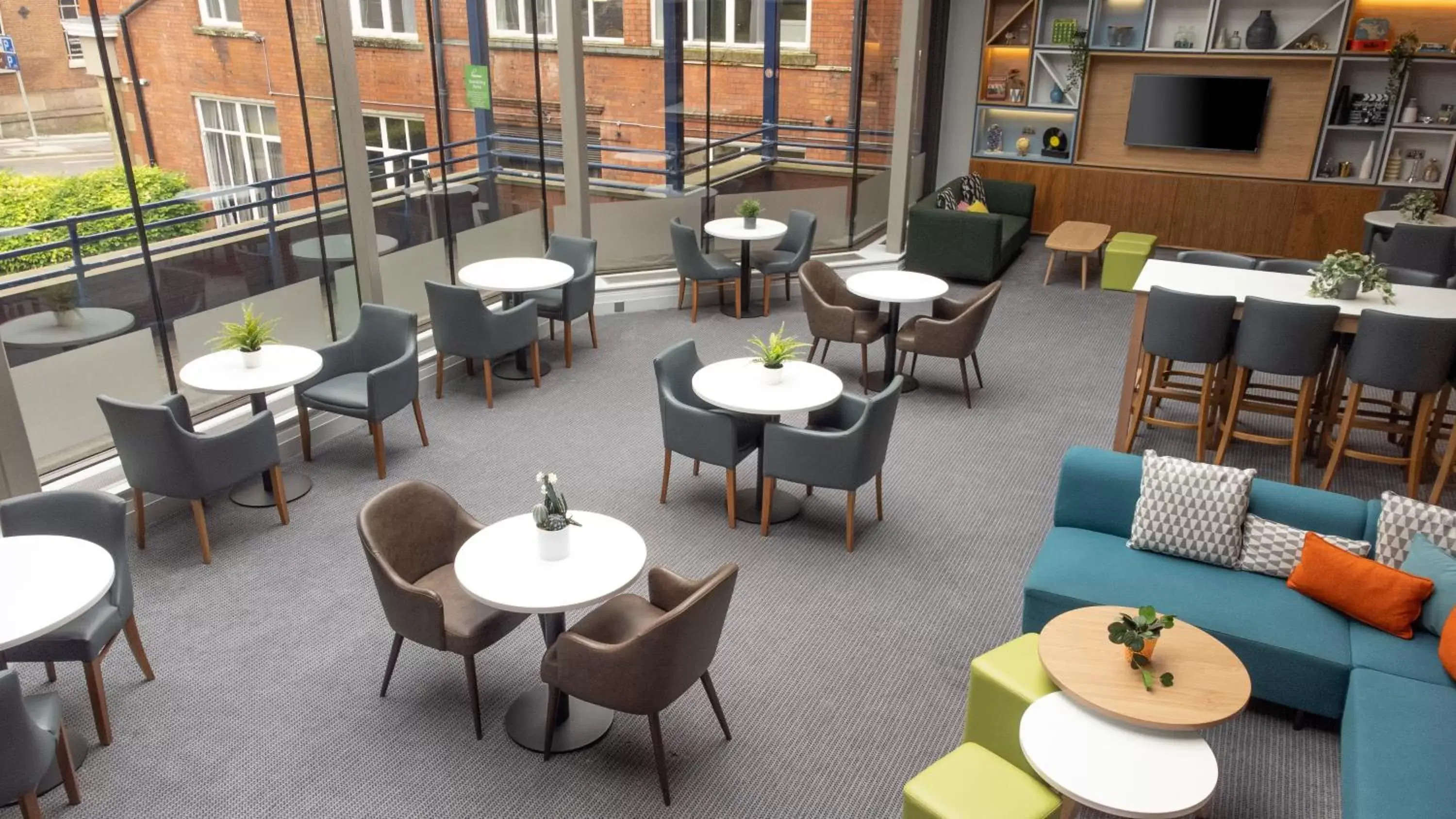 Lounge or bar, Restaurant/Places to Eat in Holiday Inn Bolton Centre, an IHG Hotel